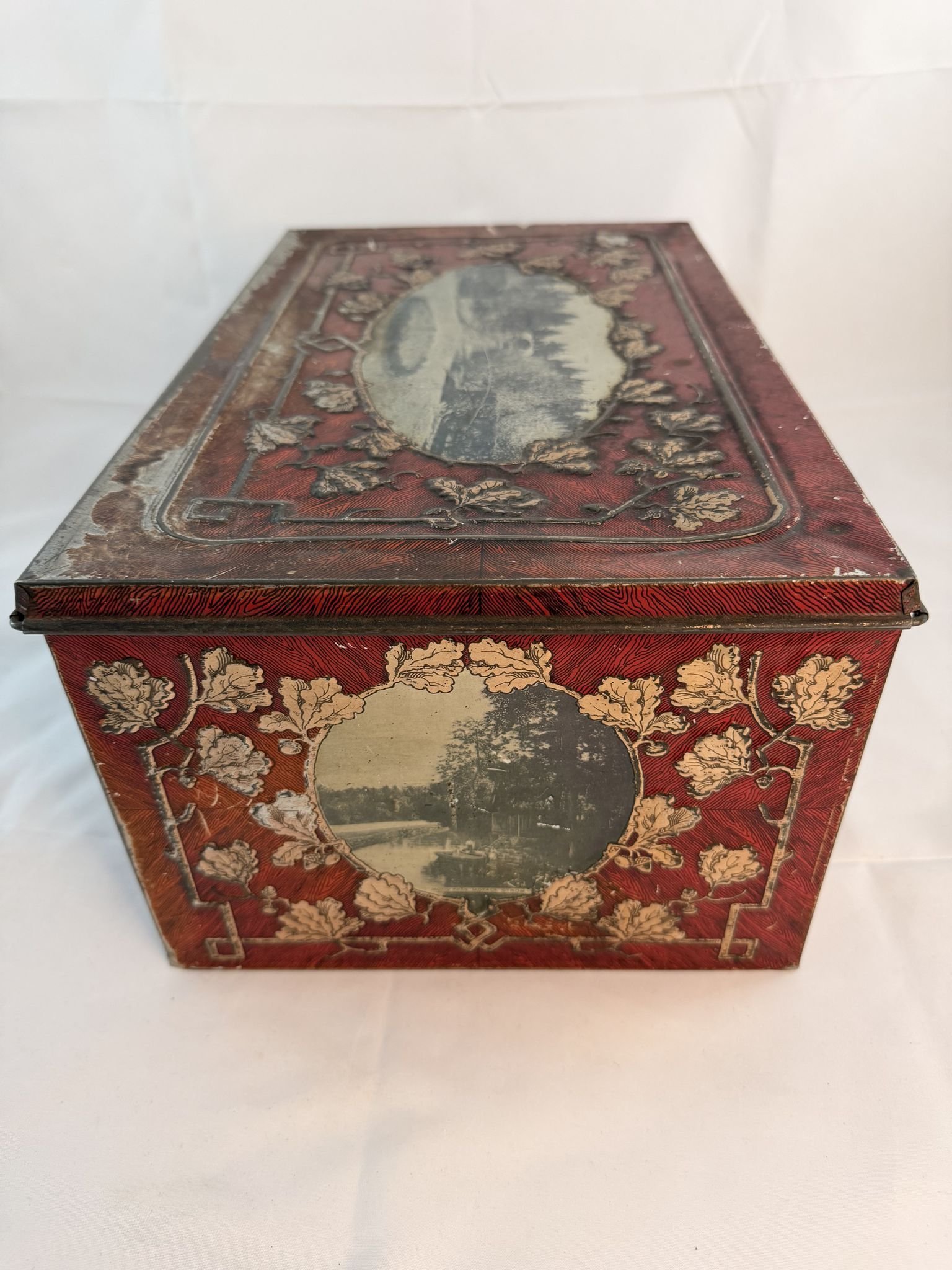 NR60 ÄLDRE BURK PLÅTBURK LITOGRAFERAD BLECKPLÅT RÖD MED MOTIV JUGEND STIL