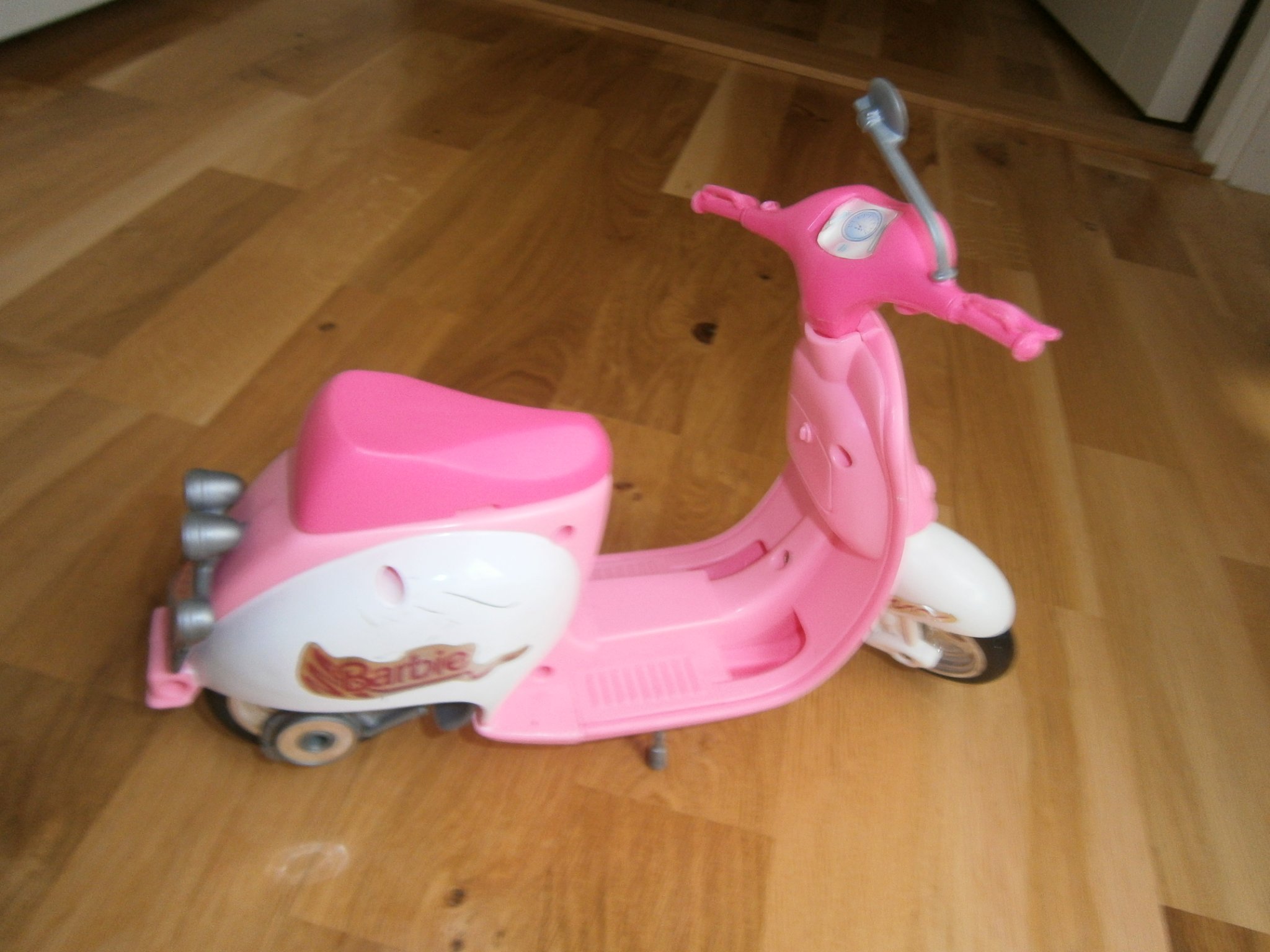 Barbie vespa rosa hjälm (408843568) ᐈ Köp på Tradera