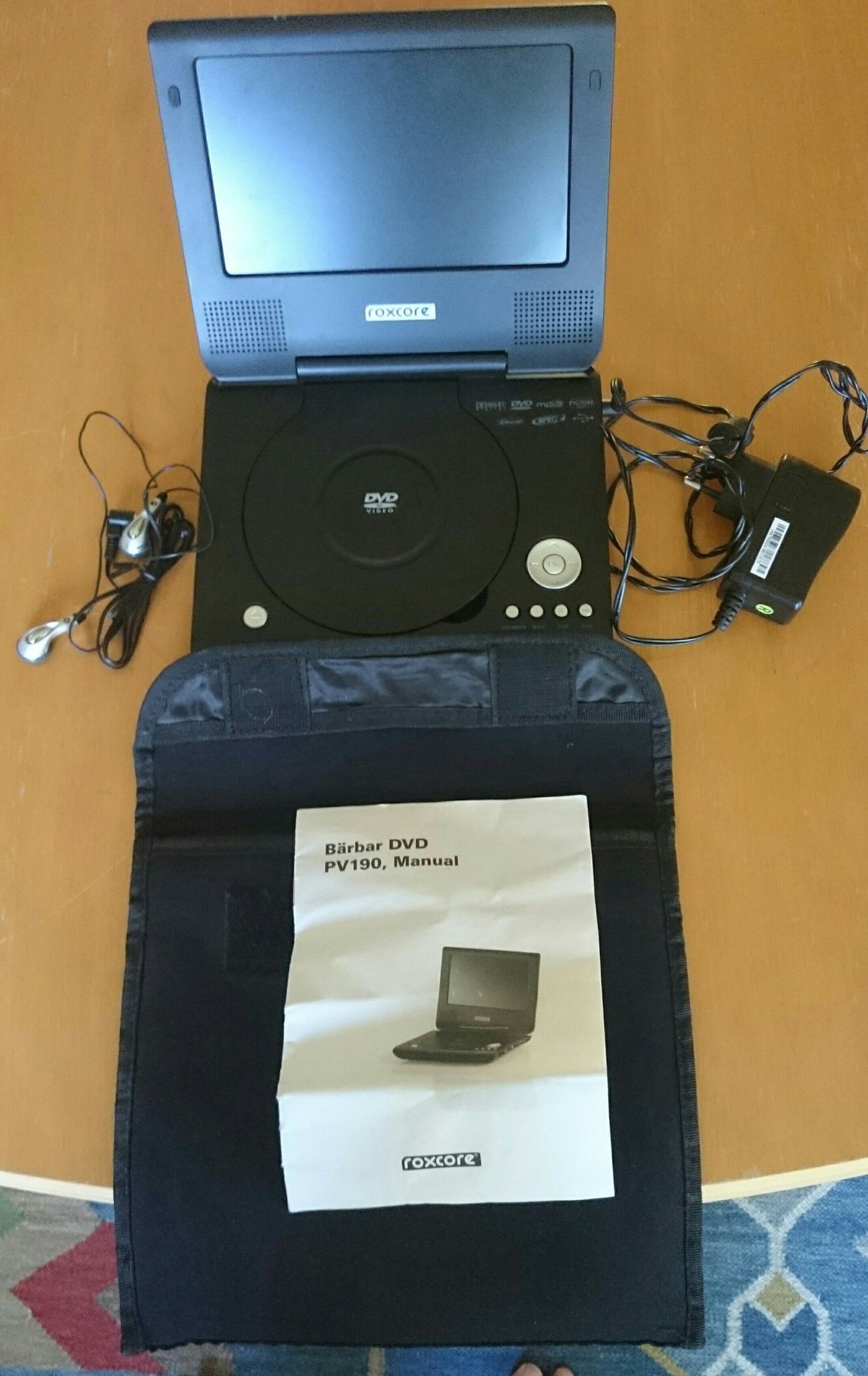 BÄRBAR DVD SPELARE KOMPLETT MED FJÄRR HÖRLURAR VÄSKA. BÄRBAR DVD SPELARE KOMPLETT MED FJÄRR HÖRLURAR VÄSKA.
