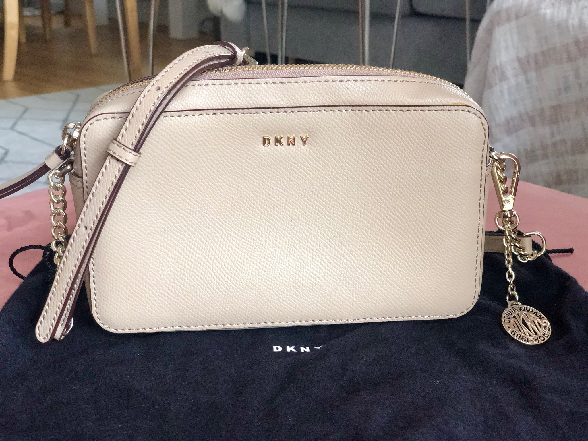 DKNY bag small beige med gulddetaljer märkesväska DKNY bag small beige med gulddetaljer märkesväska