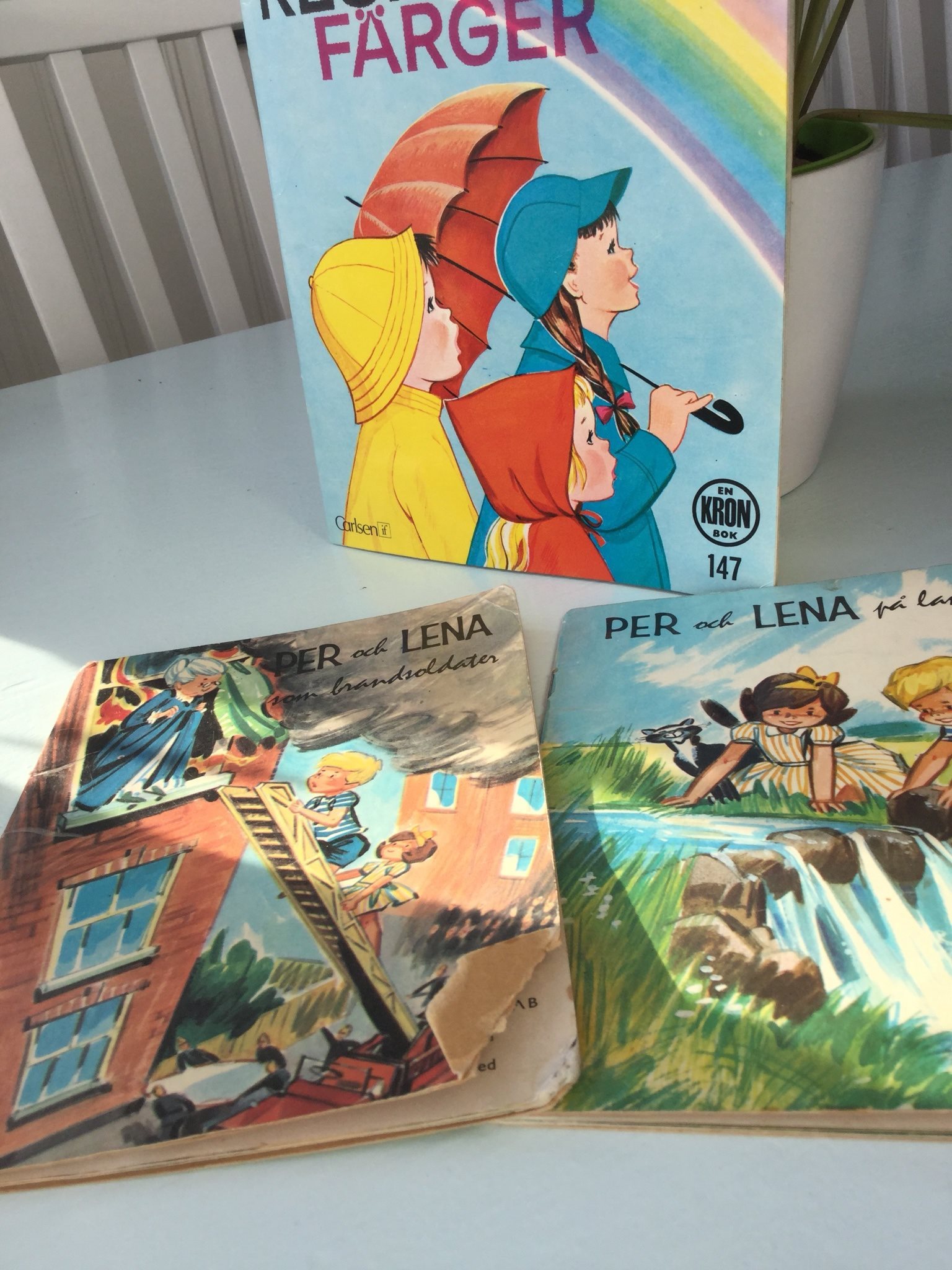 Retro böcker peter och lena & alla regnbågens färger fina i barnrum på