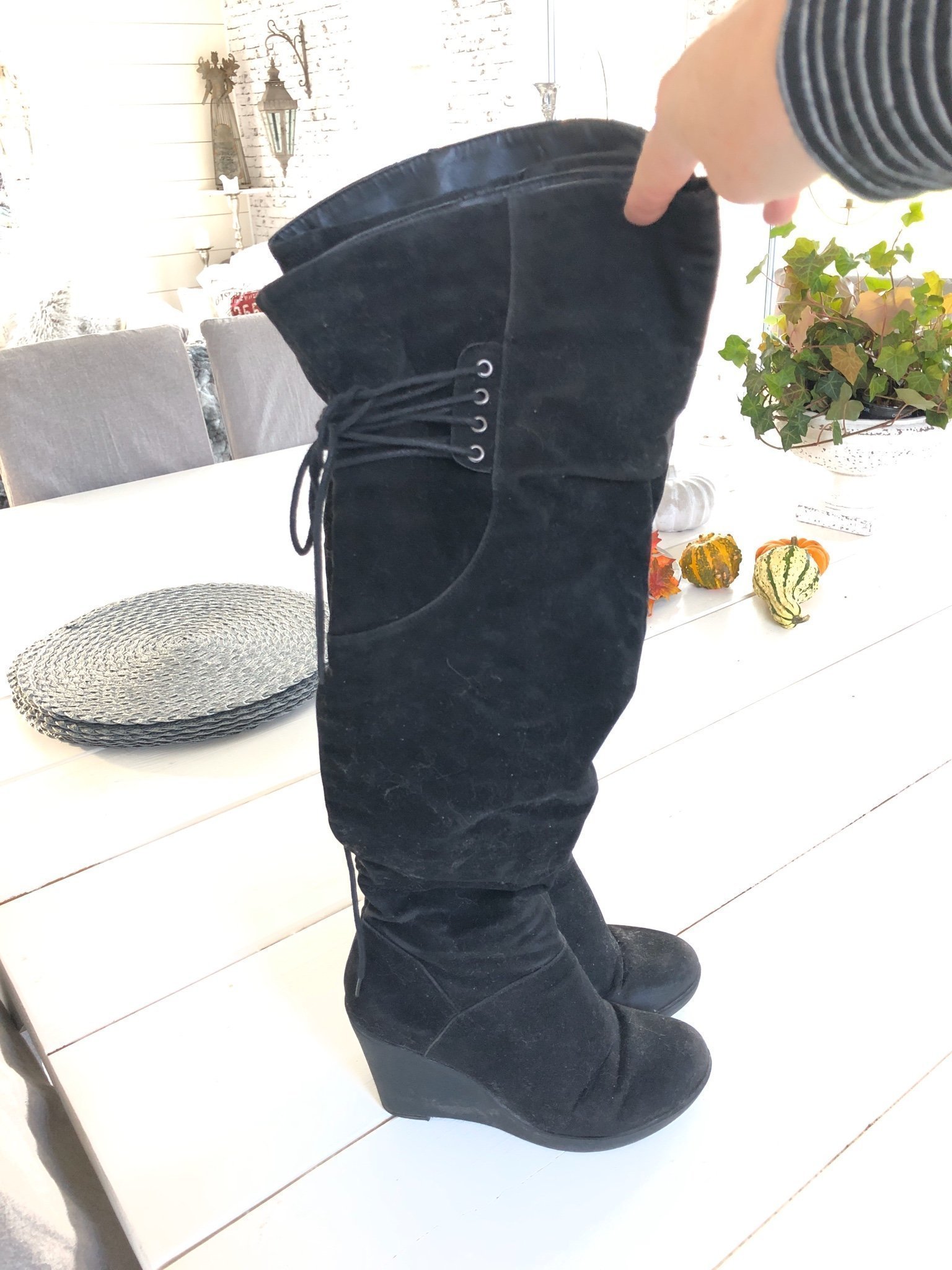 Snygga höga mocka stövlar i stl 38 . Går upp till låret om man vill Snygga höga mocka stövlar i stl 38 . Går upp till låret om man vill