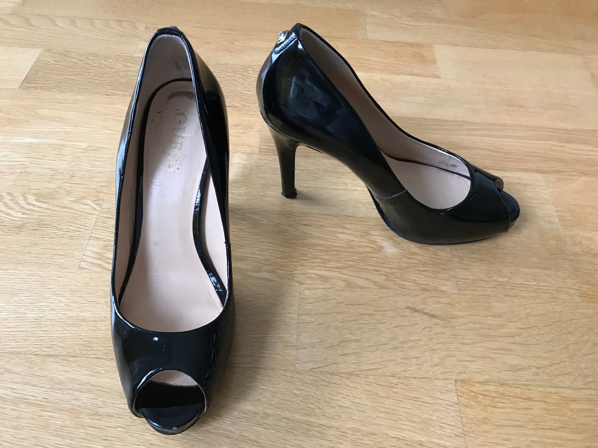 Svart lack skor från Guess i storlek i storlek 37 med peep-toe