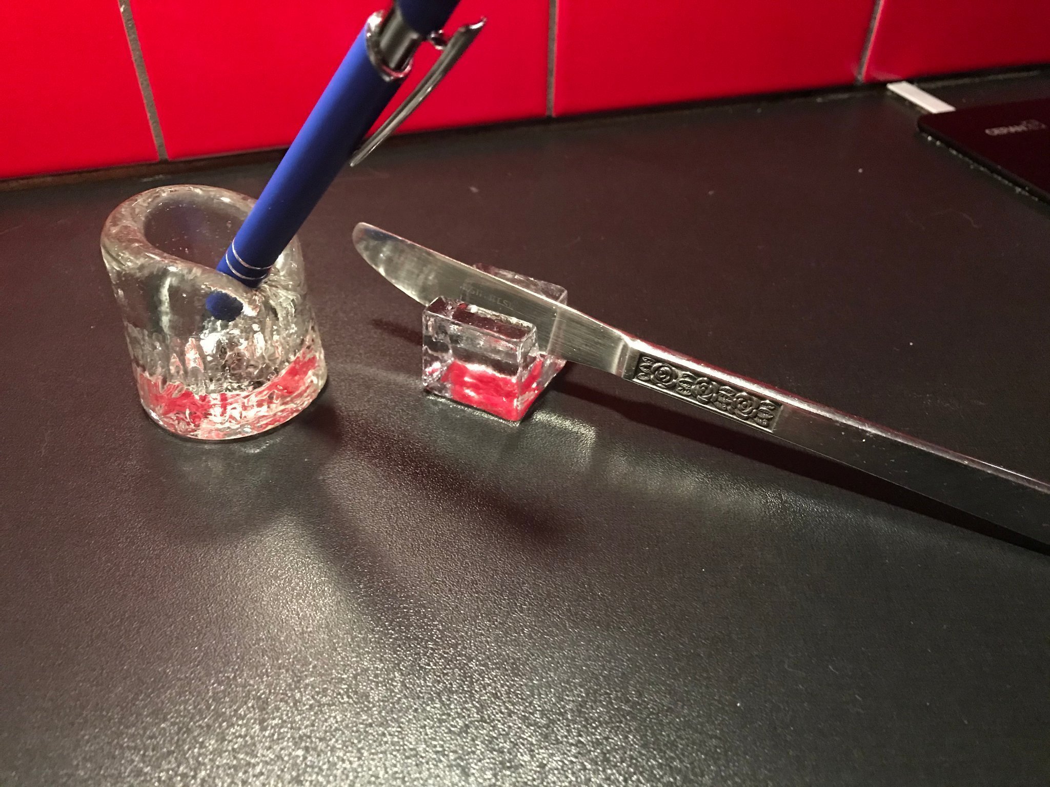 Pennställ och Ställ till brevsprätt båda i glas till Fjäderpenna
