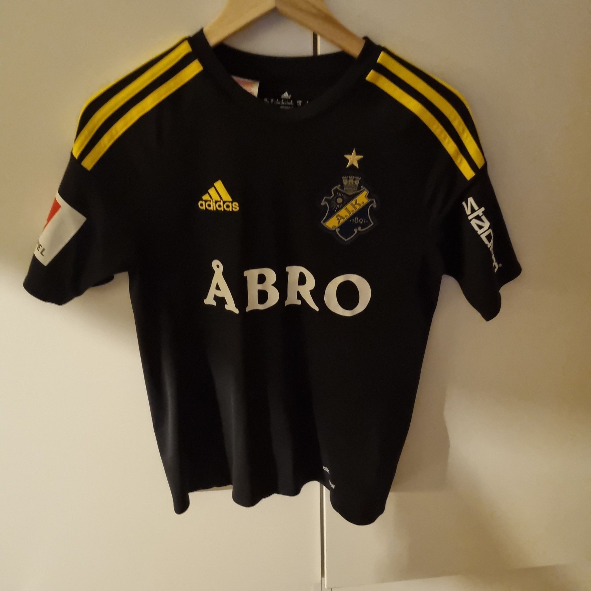 Se produkter som liknar Aik matchtröja på Tradera (629280110)