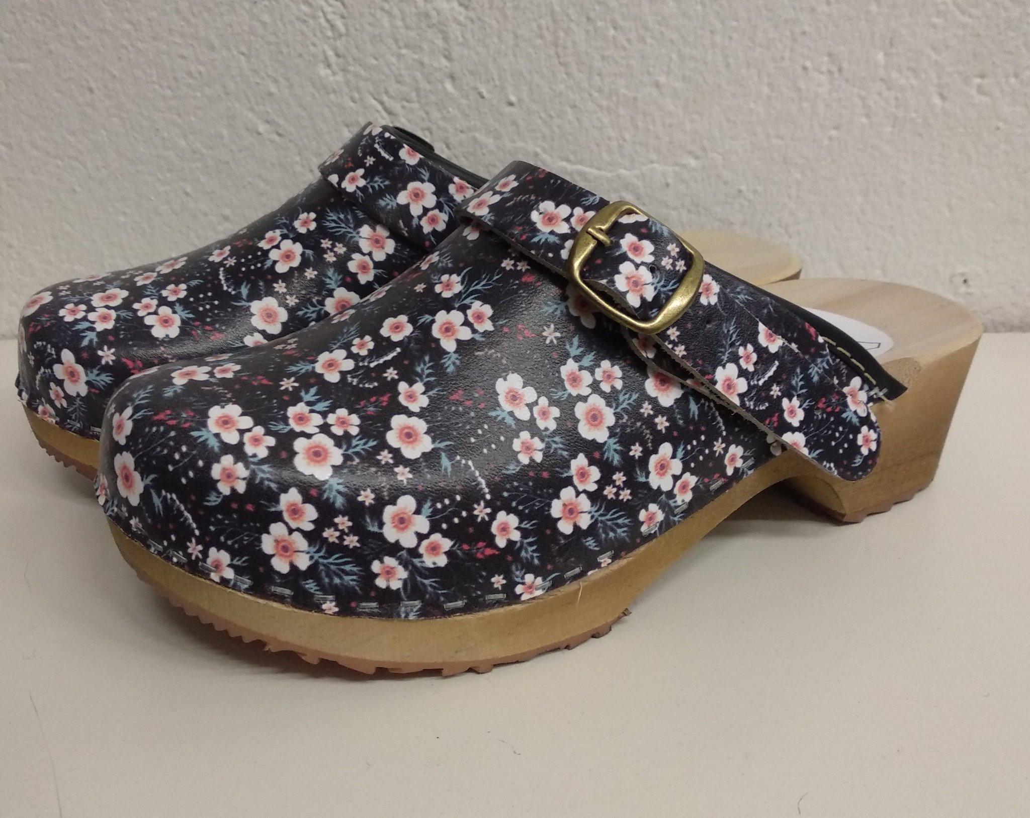 Träskor Strl 36 blommigt läder skinn toffel trätoffel Fotriktiga skor NY clogs Träskor Strl 36 blommigt läder skinn toffel trätoffel Fotriktiga skor NY clogs