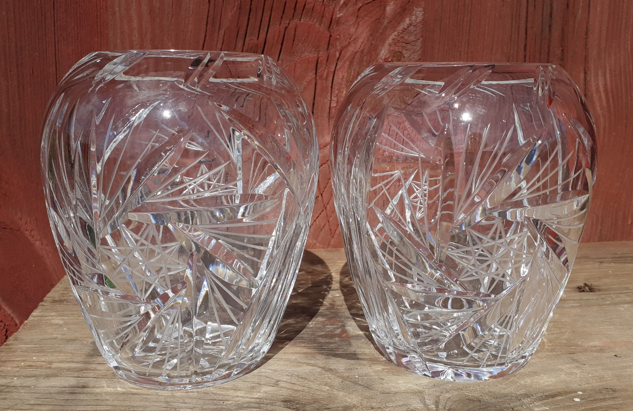 2 så vackra, äldre, slipade glasvaser.