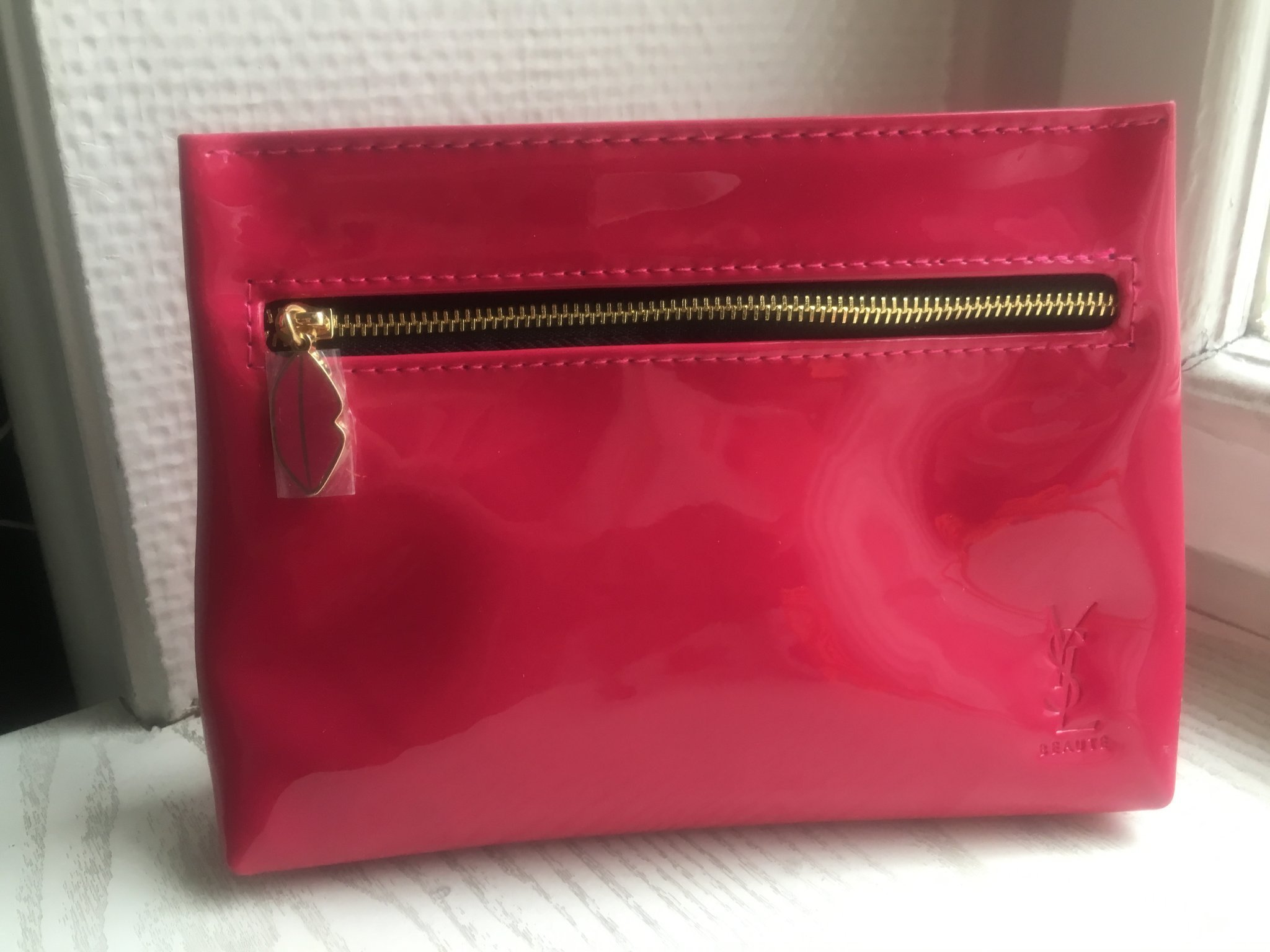 YSL YVES SAINT LAURENT BEAUTY ROSA CERISE SMINKVÄSKA NECESSÄR M MUN LOGGO