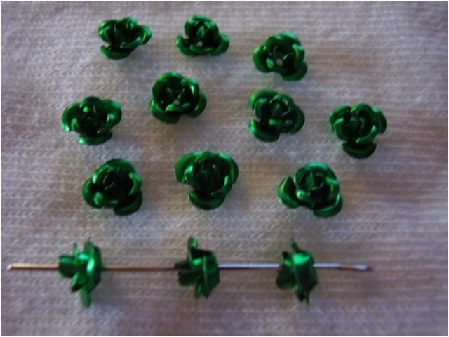Aluminium Flower Beads 6x4.5mm 25 st ** grön