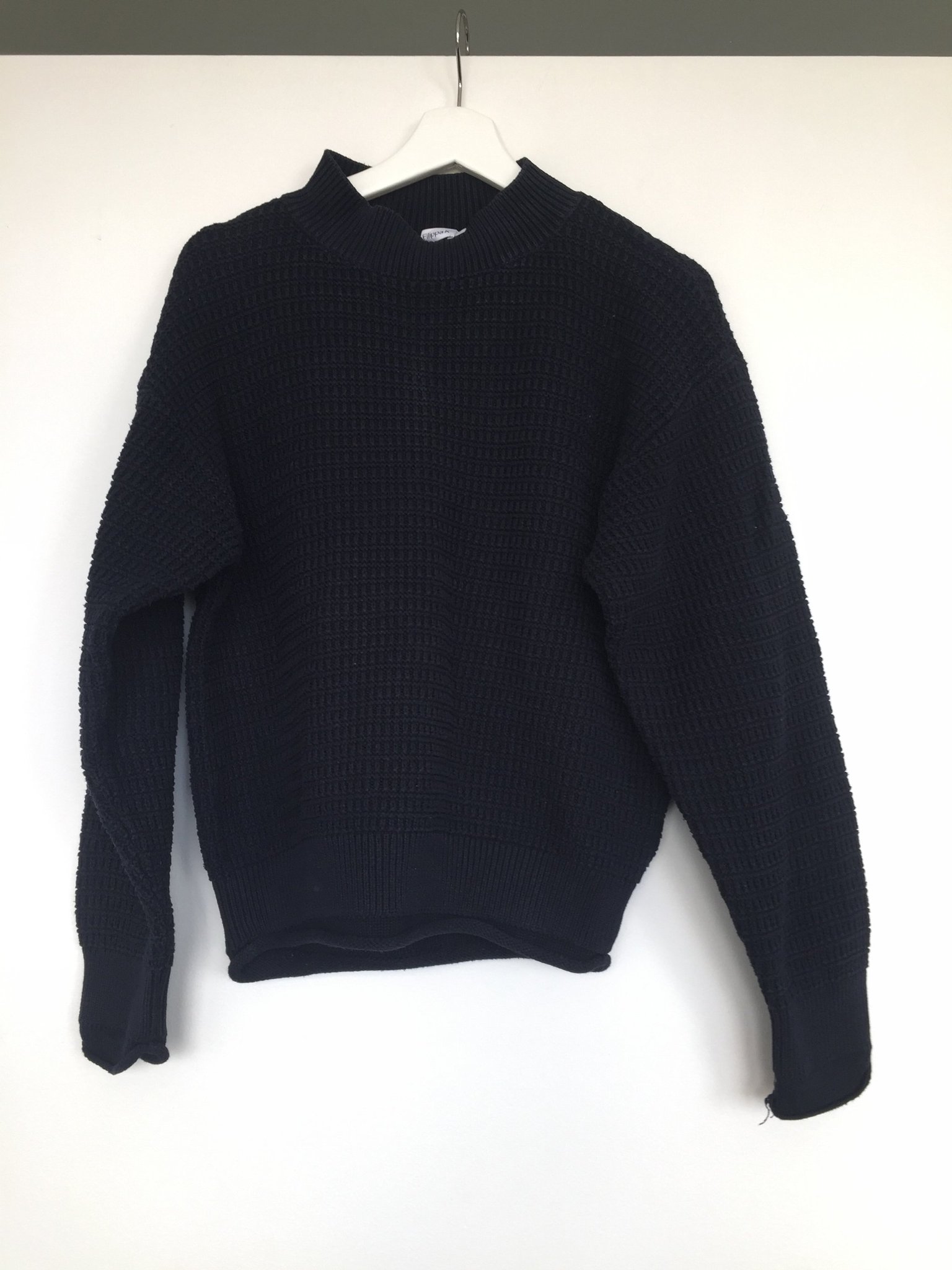 GARDEROBSRENSNING. Mörkblå stickad tröja från Filippa K, storlek SM GARDEROBSRENSNING. Mörkblå stickad tröja från Filippa K, storlek SM