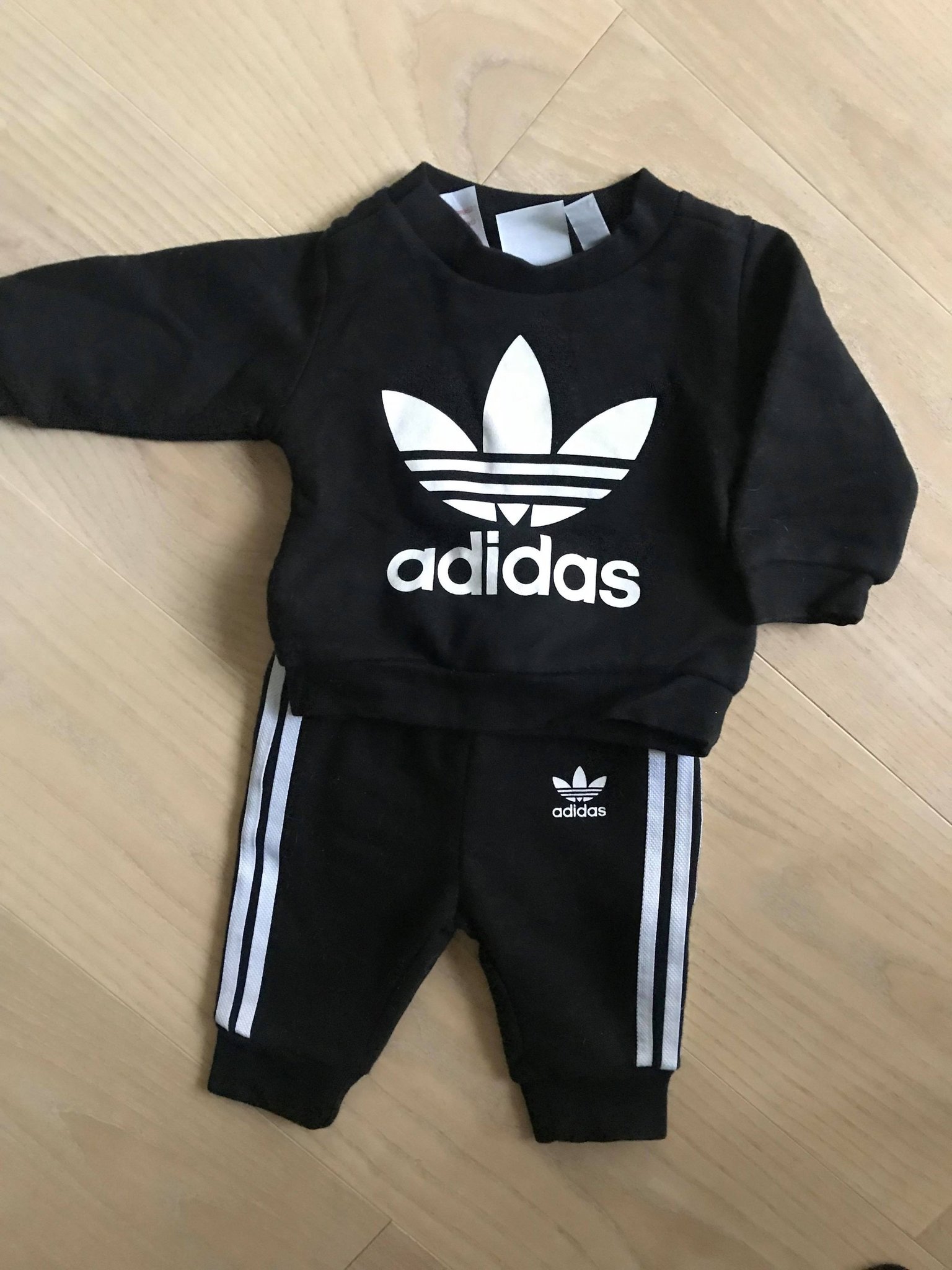 Adidas set baby storlek 03 månader (367593564) ᐈ Köp på Tradera