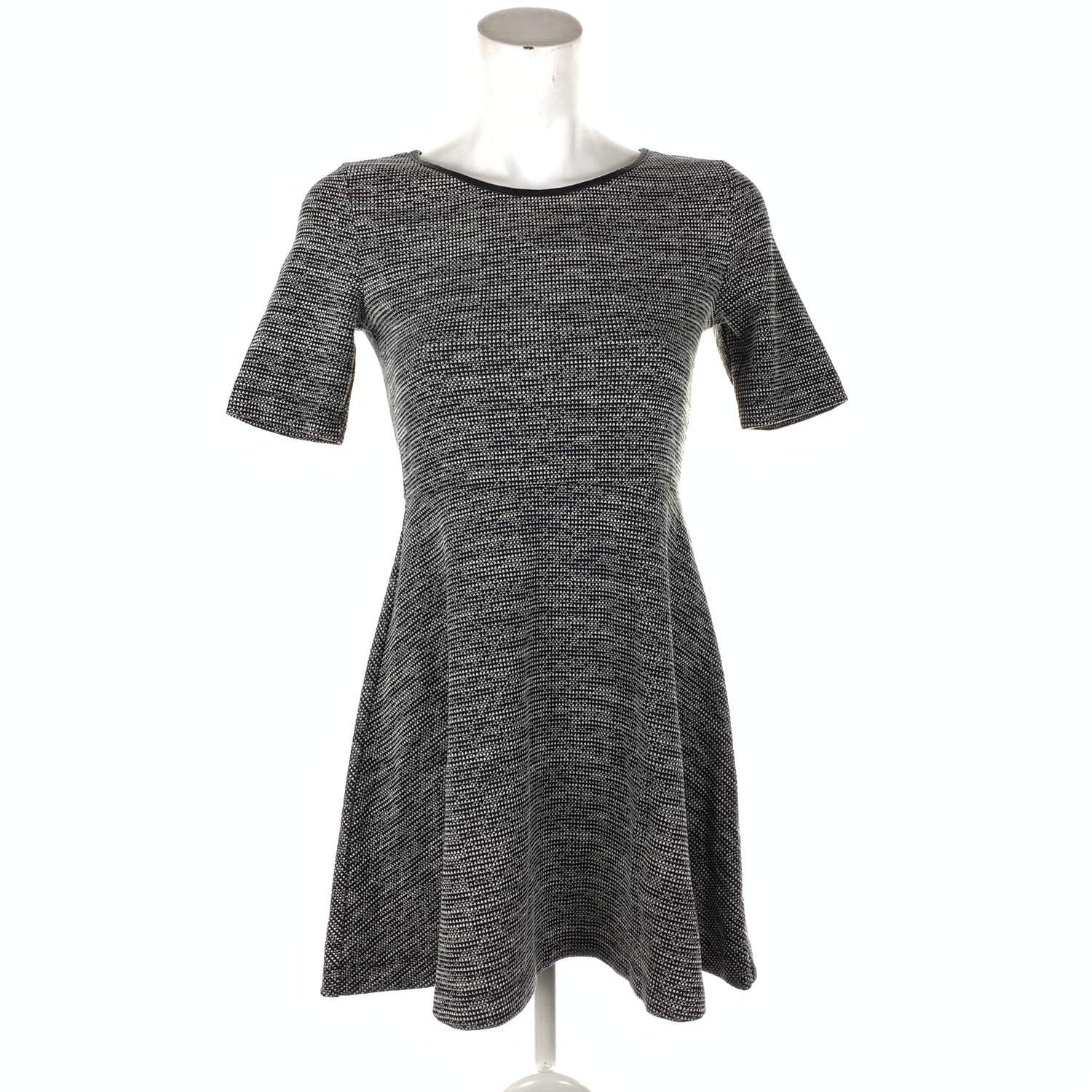 Klänning, H&M, stl 38, Svartvitgrå mönstrad (386637803) ᐈ Klänning, H&M, stl 38, Svartvitgrå mönstrad (386637803) ᐈ