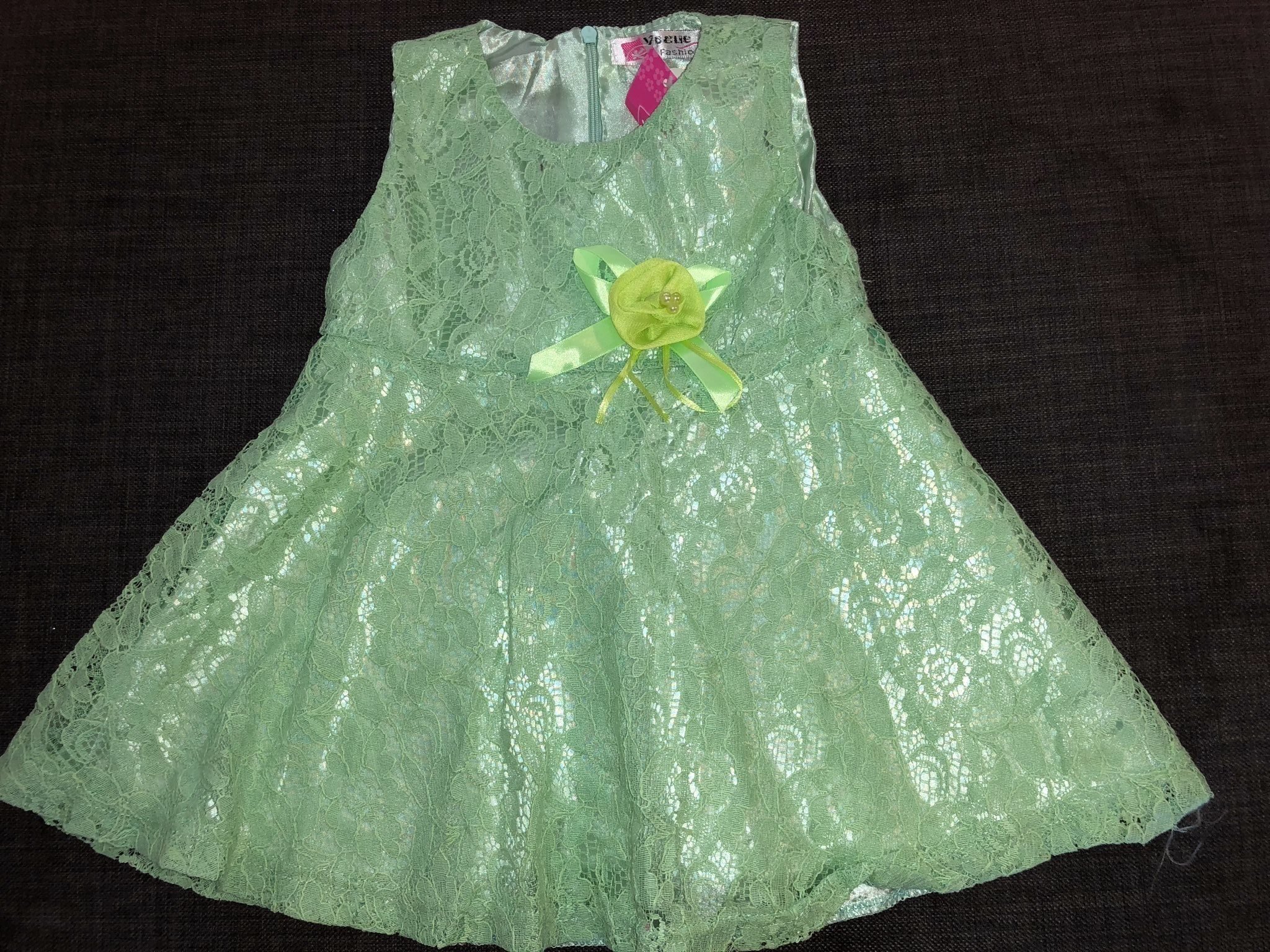 Ny jättefin Mintgrön klänning med blomma och fina detaljer. Storlek 86/92
