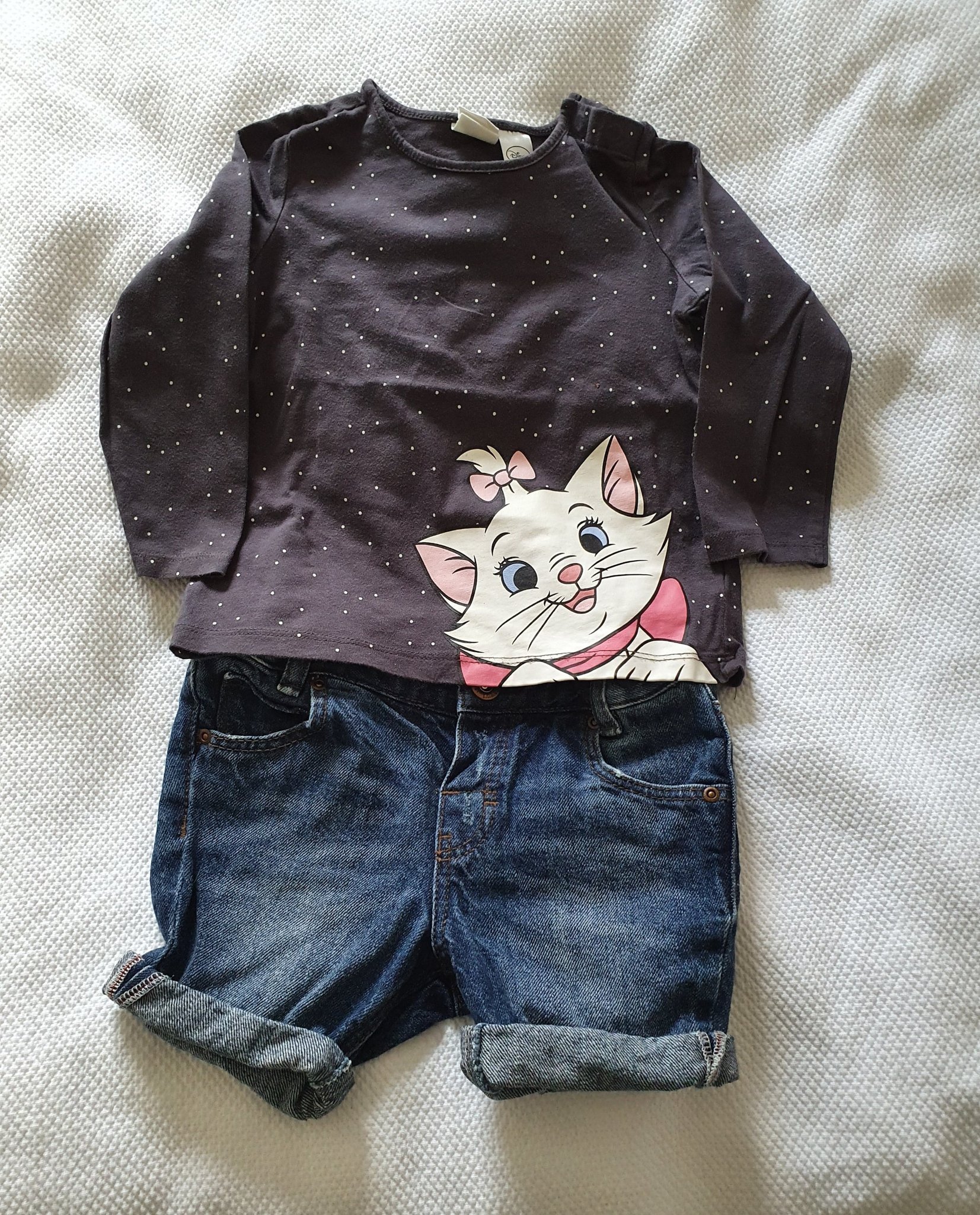 Jättefint set med top och jeansshorts från HM i storlek 86