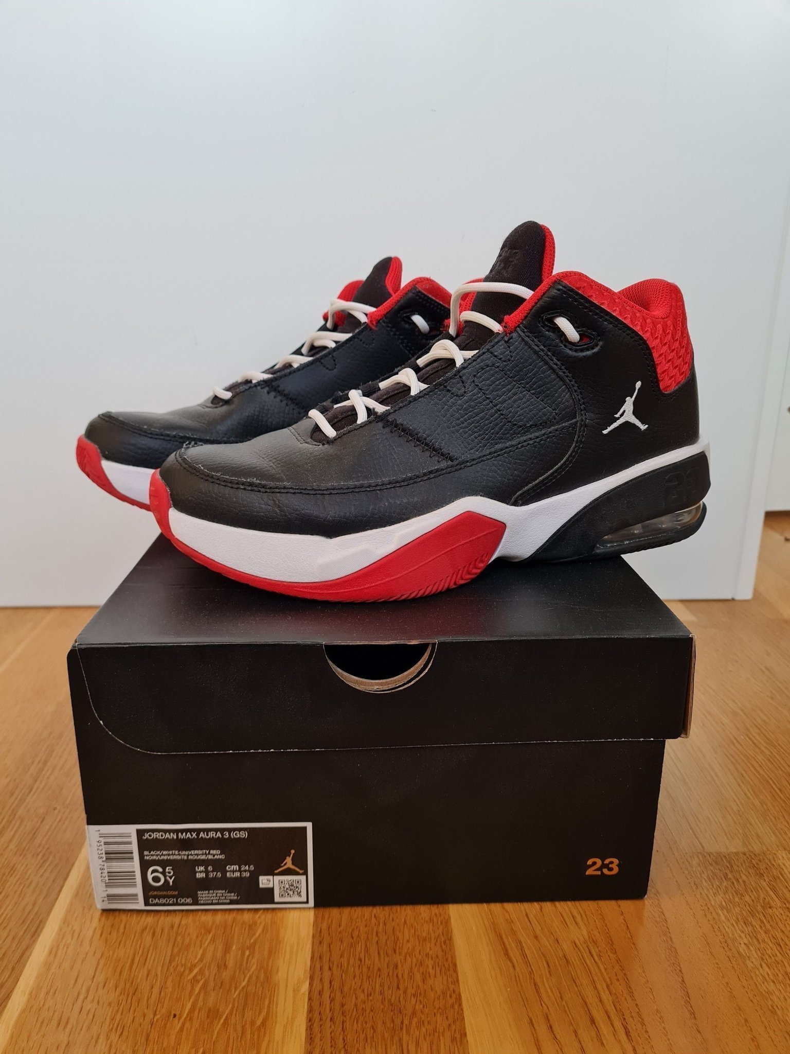 Se produkter som liknar Jordan max aura 3 stl 39. Jor.. på Tradera  (612984551)