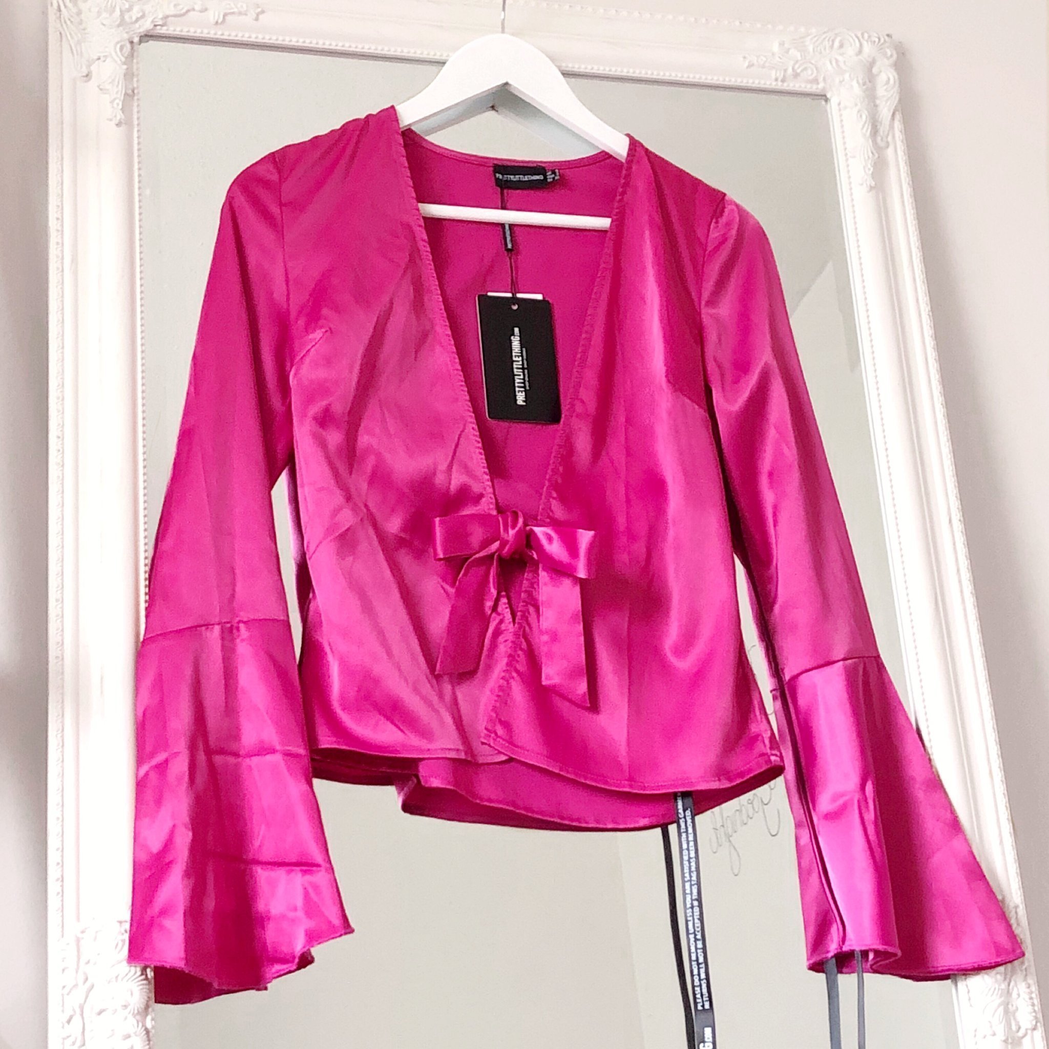 Cerise topp 34XS satin volang blus knyt peplum tröja fest vacay glam lux NY Cerise topp 34XS satin volang blus knyt peplum tröja fest vacay glam lux NY