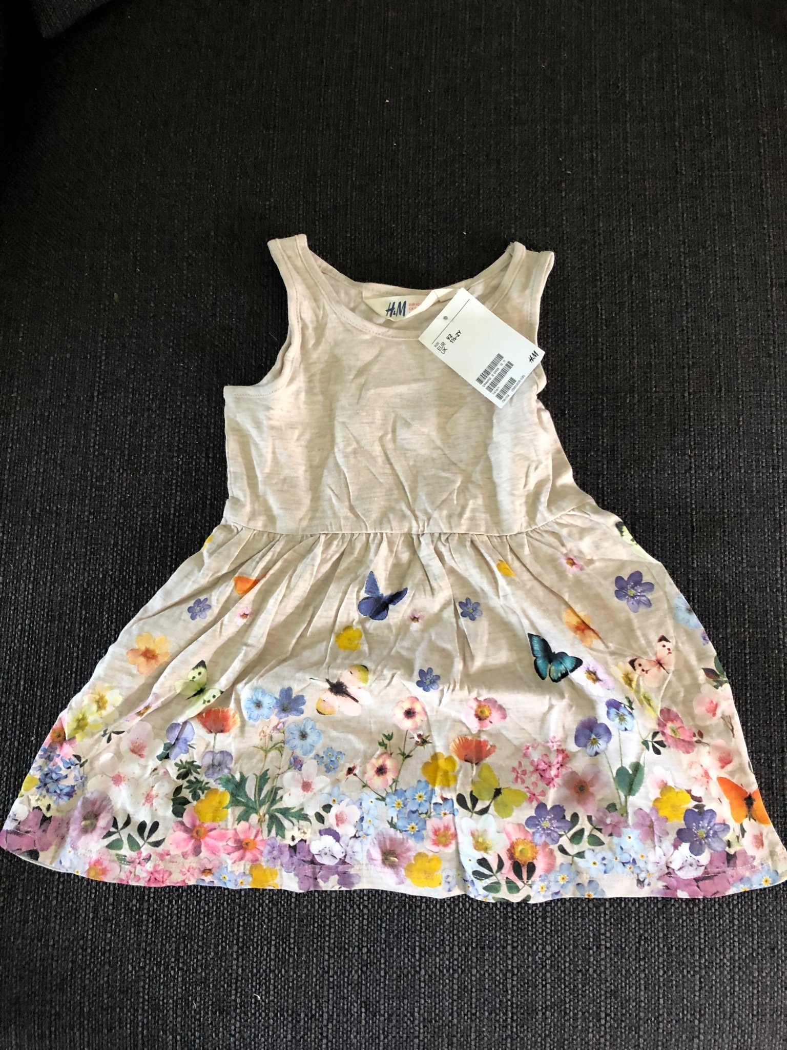 Ny Fin ärmlös blomning klänning med fjärilar . Storlek 92 från H&M.