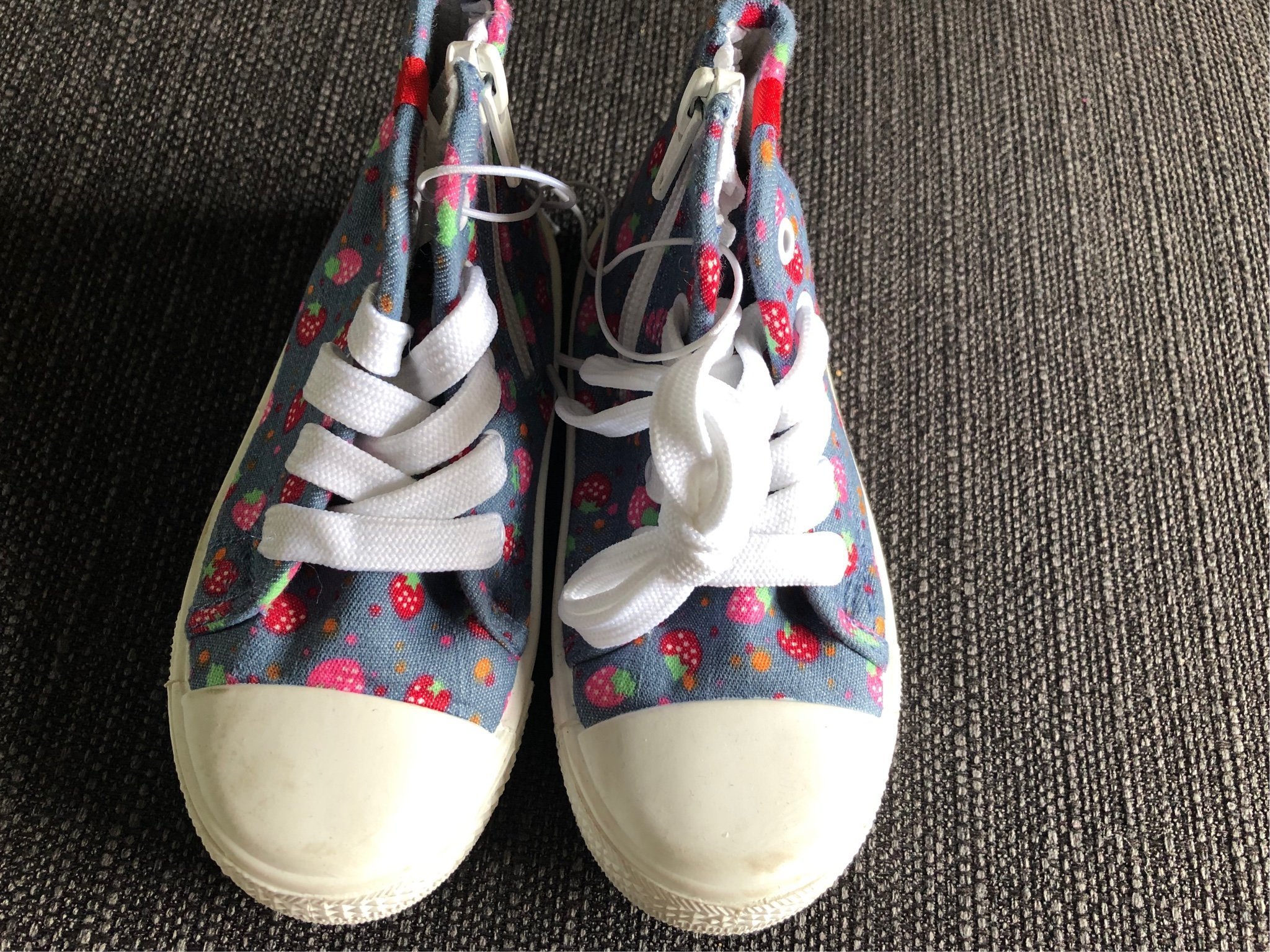 Nya vit blå med jordgubbar sneakers. Storlek 24 från H&M.