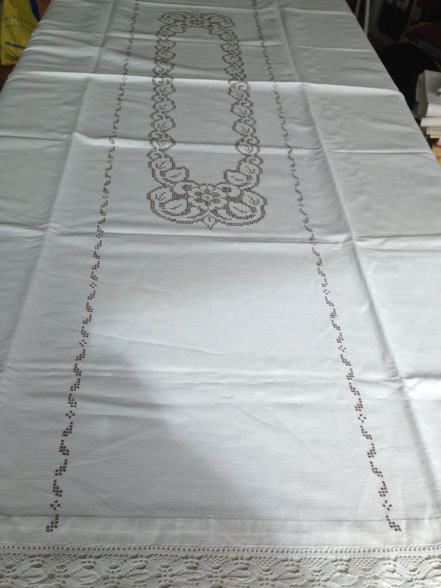 Gammal handbroderad duk