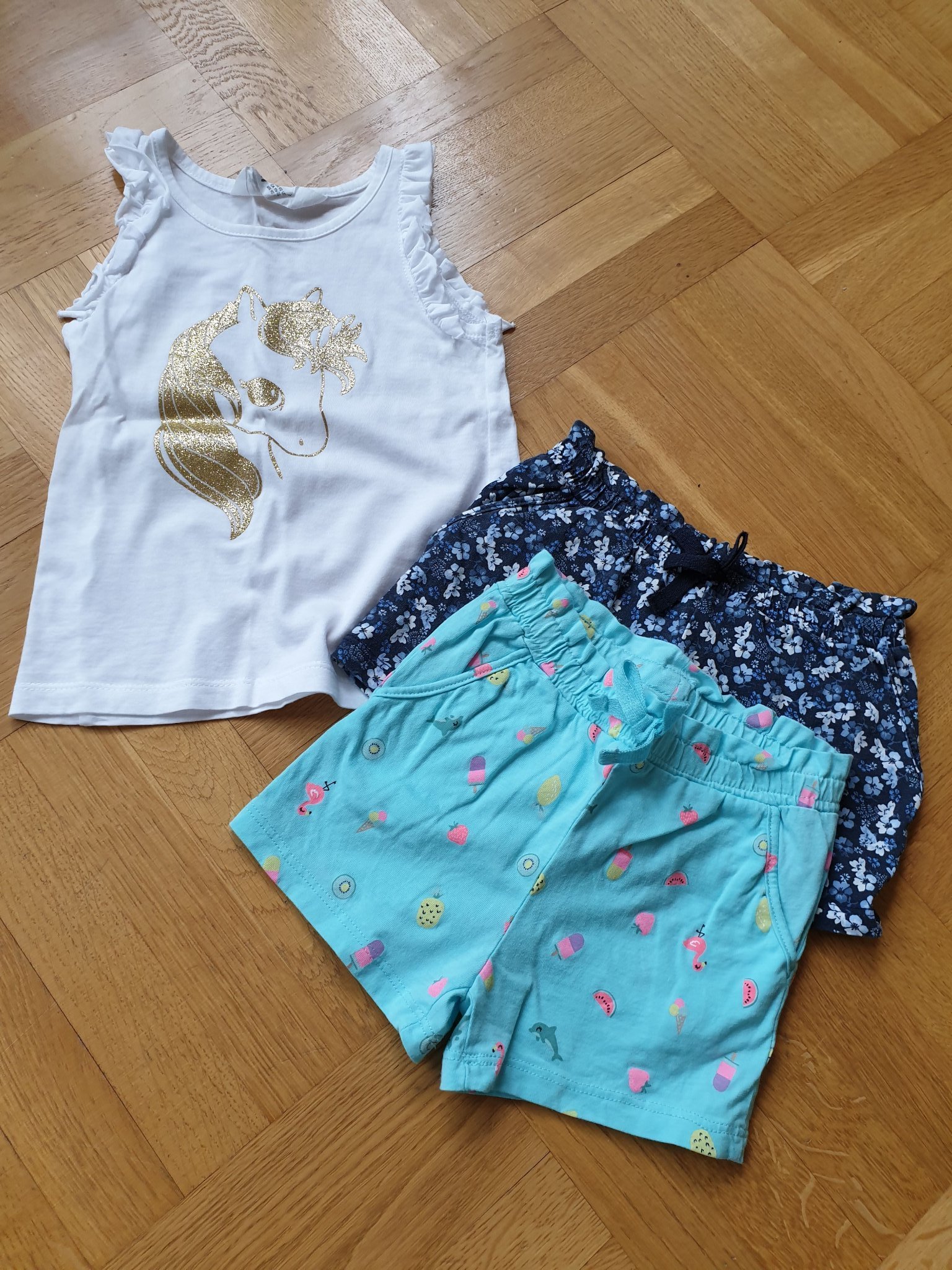 Linne och 2 par shorts från H&M i storlek 92.