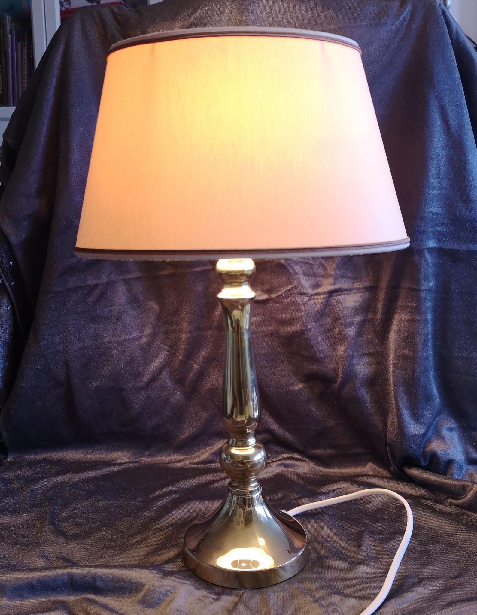 Retro Gnosjö konstsmide Bordslampa i mässing med skärm, typ 2069. Retro Gnosjö konstsmide Bordslampa i mässing med skärm, typ 2069.