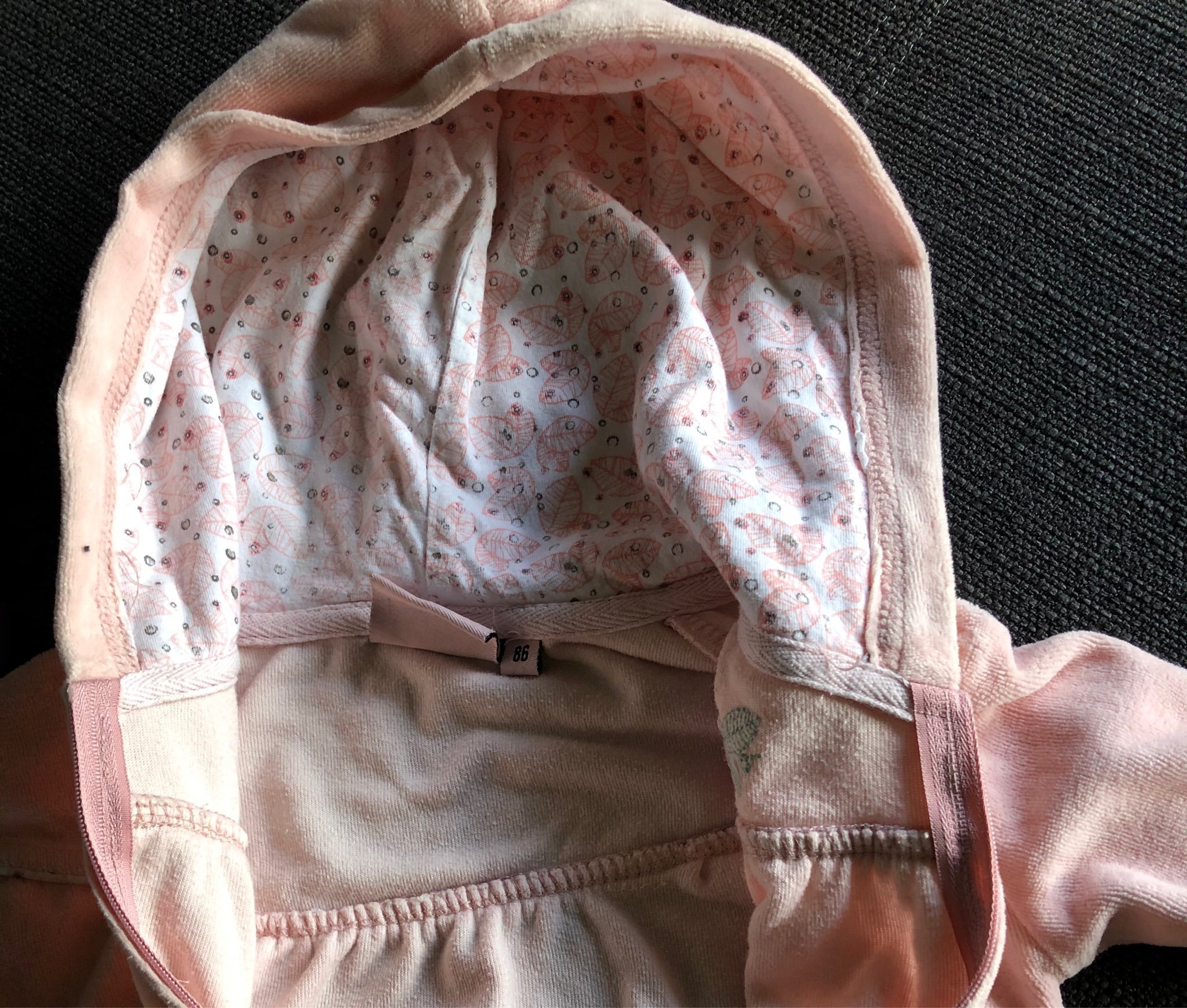 Puderrrosa munkjacka med luva löv mönster. Storlek 86
