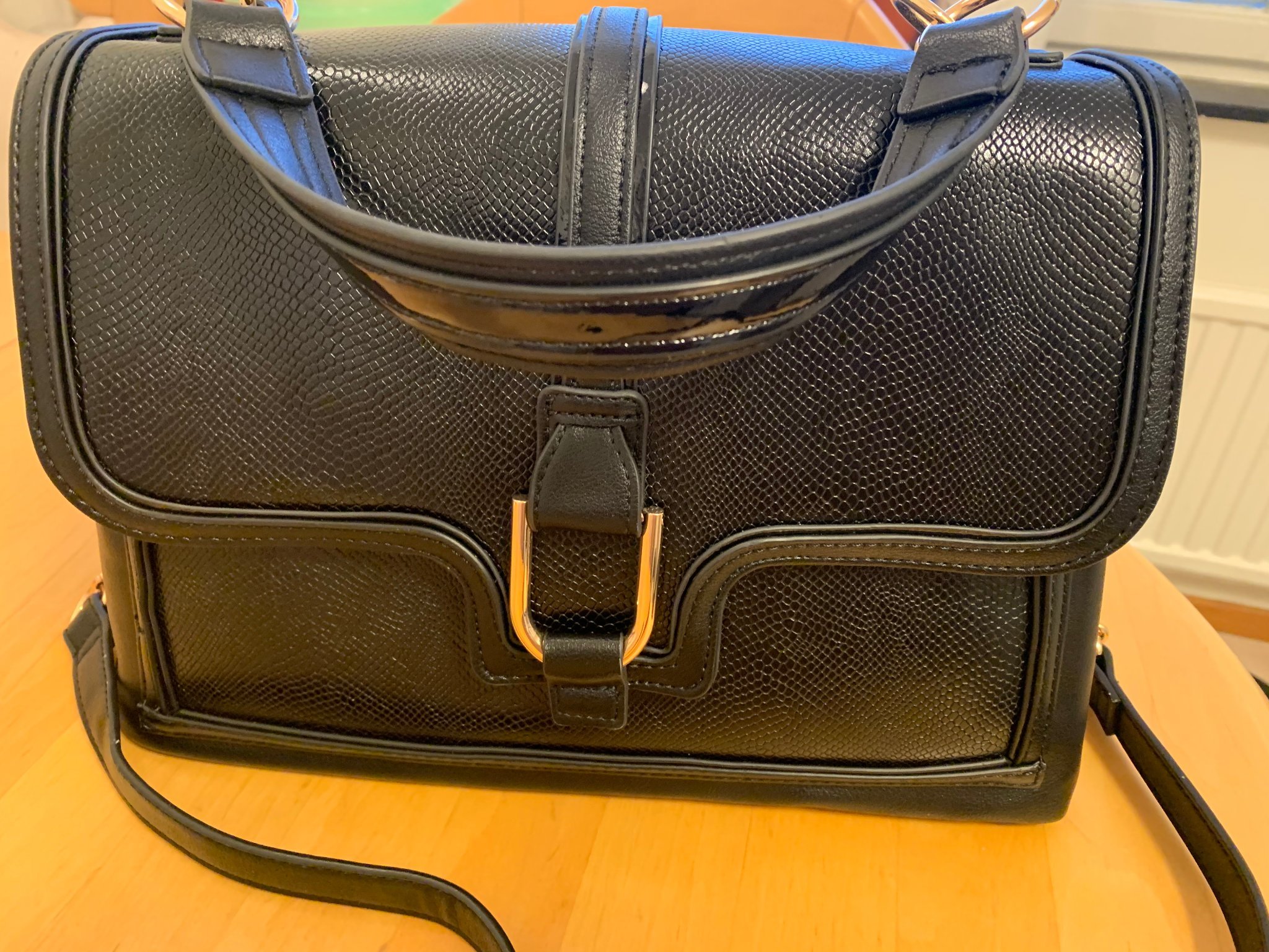 en svart medel stor handbagage väska en svart medel stor handbagage väska