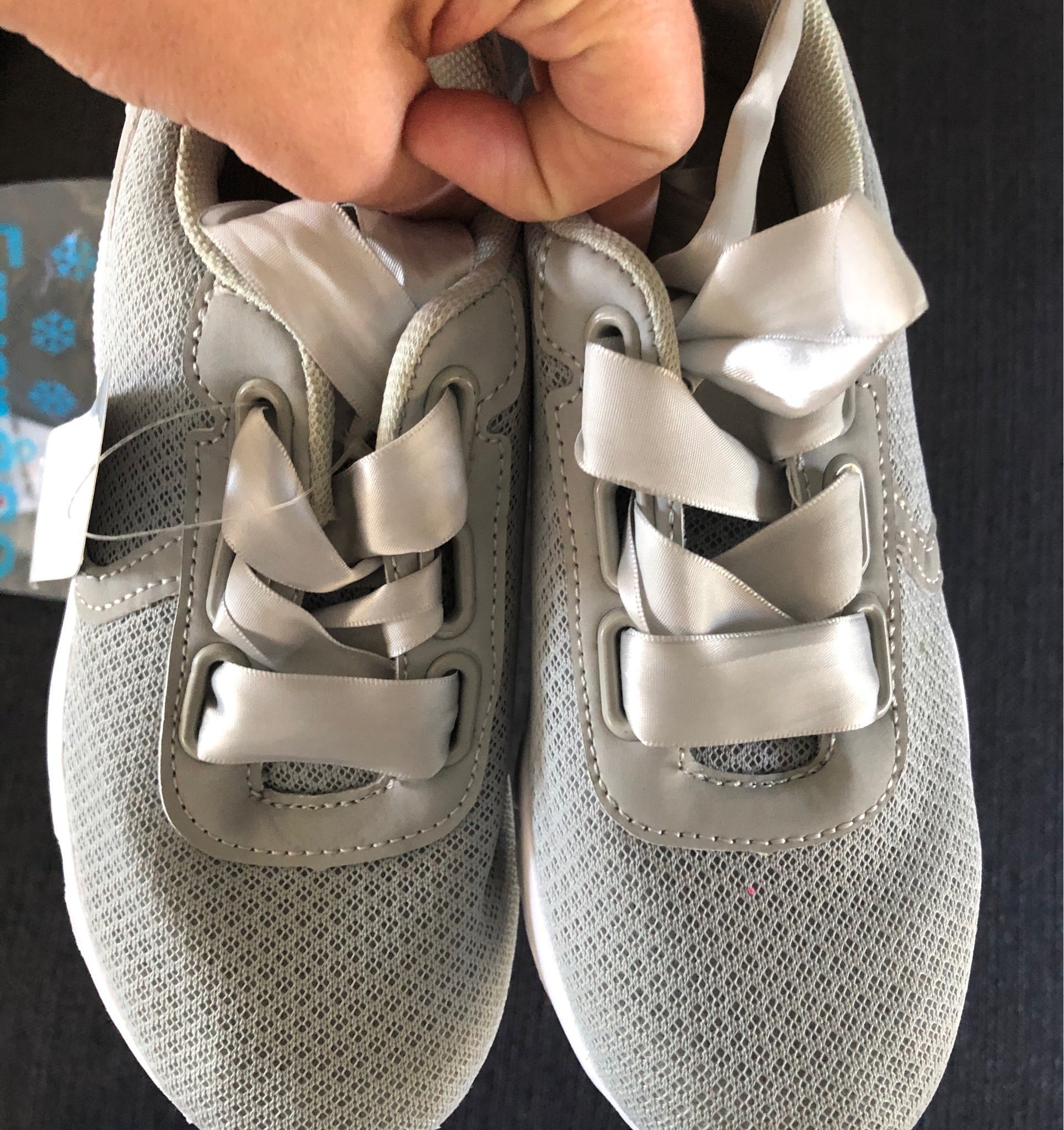 Gråa fina nya sneakers. Storlek 35 märke My Wear.