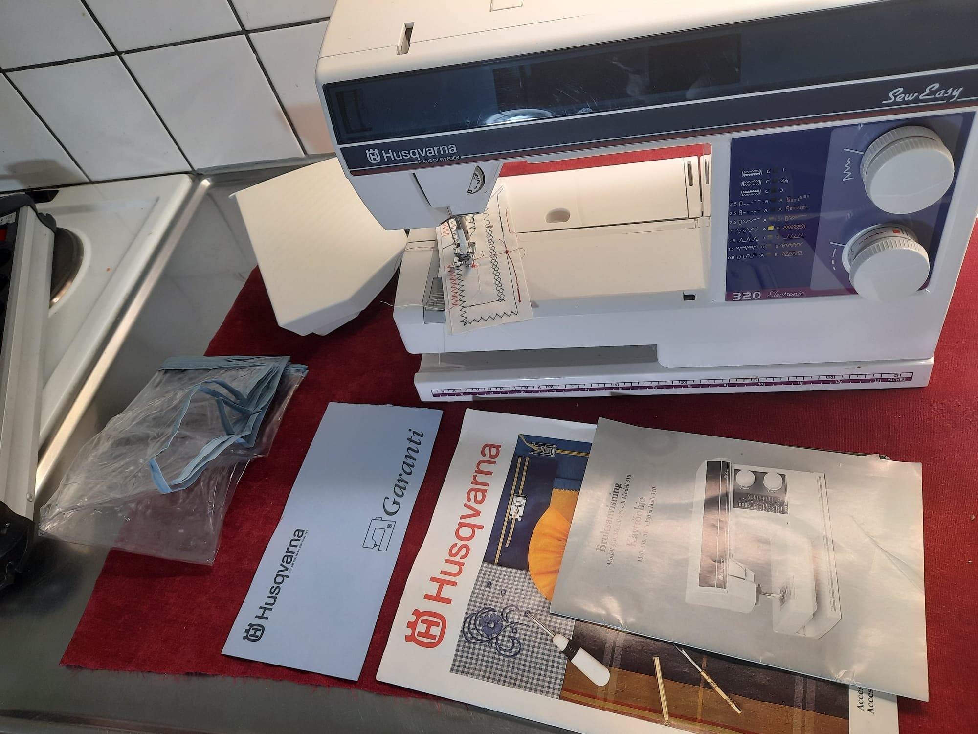 symaskinen fungerar Husqvarna Sew Easy 320 men jag har inte testat alla