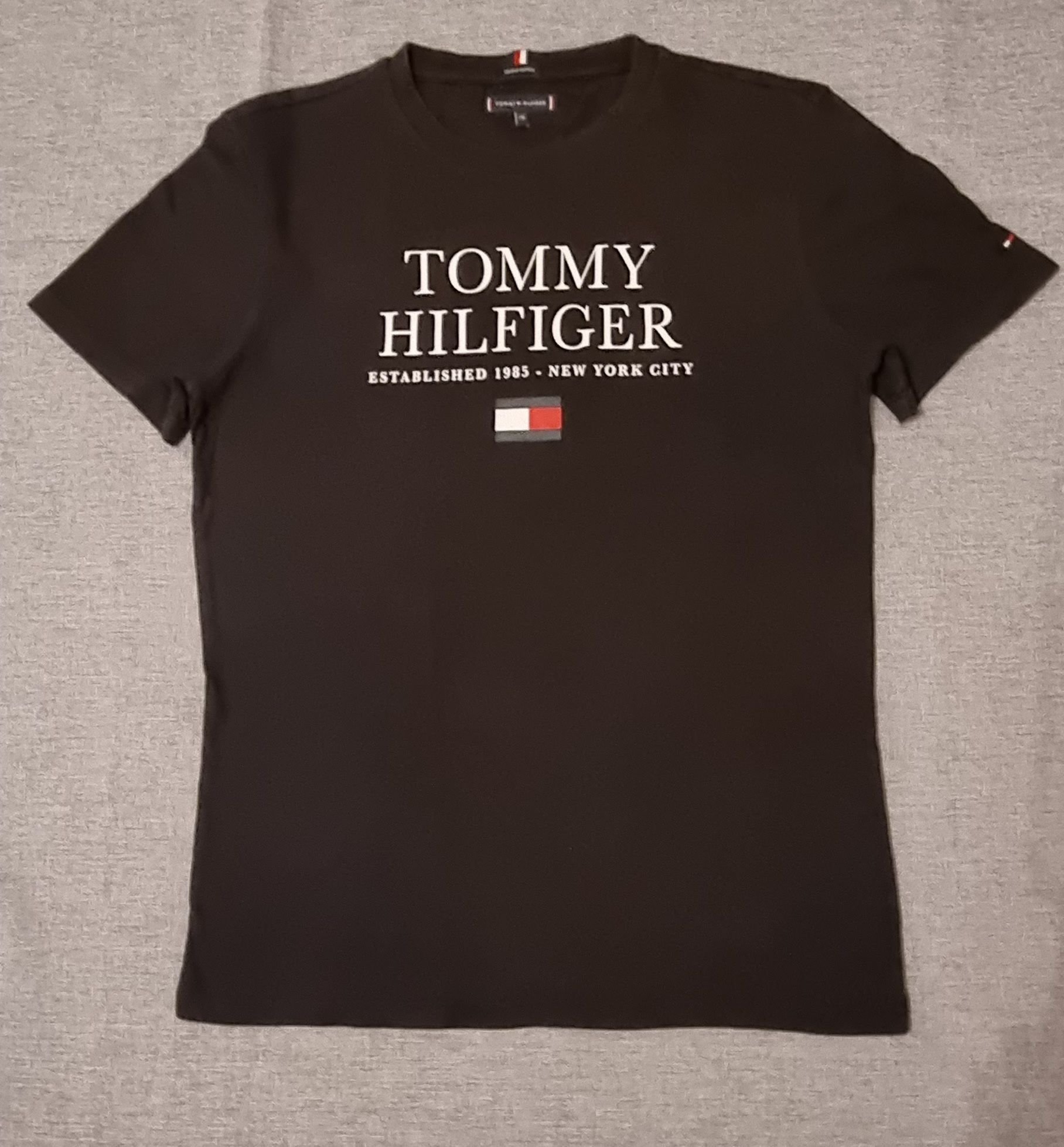 Tommy Hilfiger T-shirt svart Strl 176 – Köp på Tradera