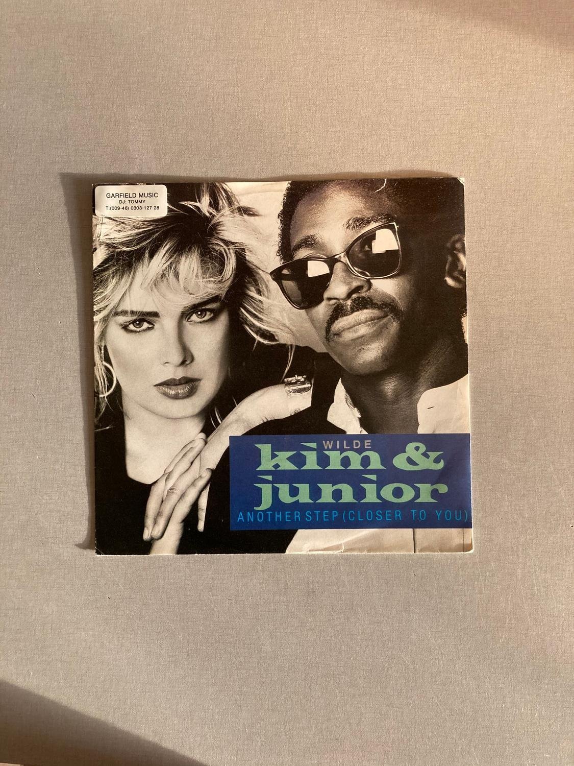 Se produkter som liknar Kim Wilde & Junior Another St.. på