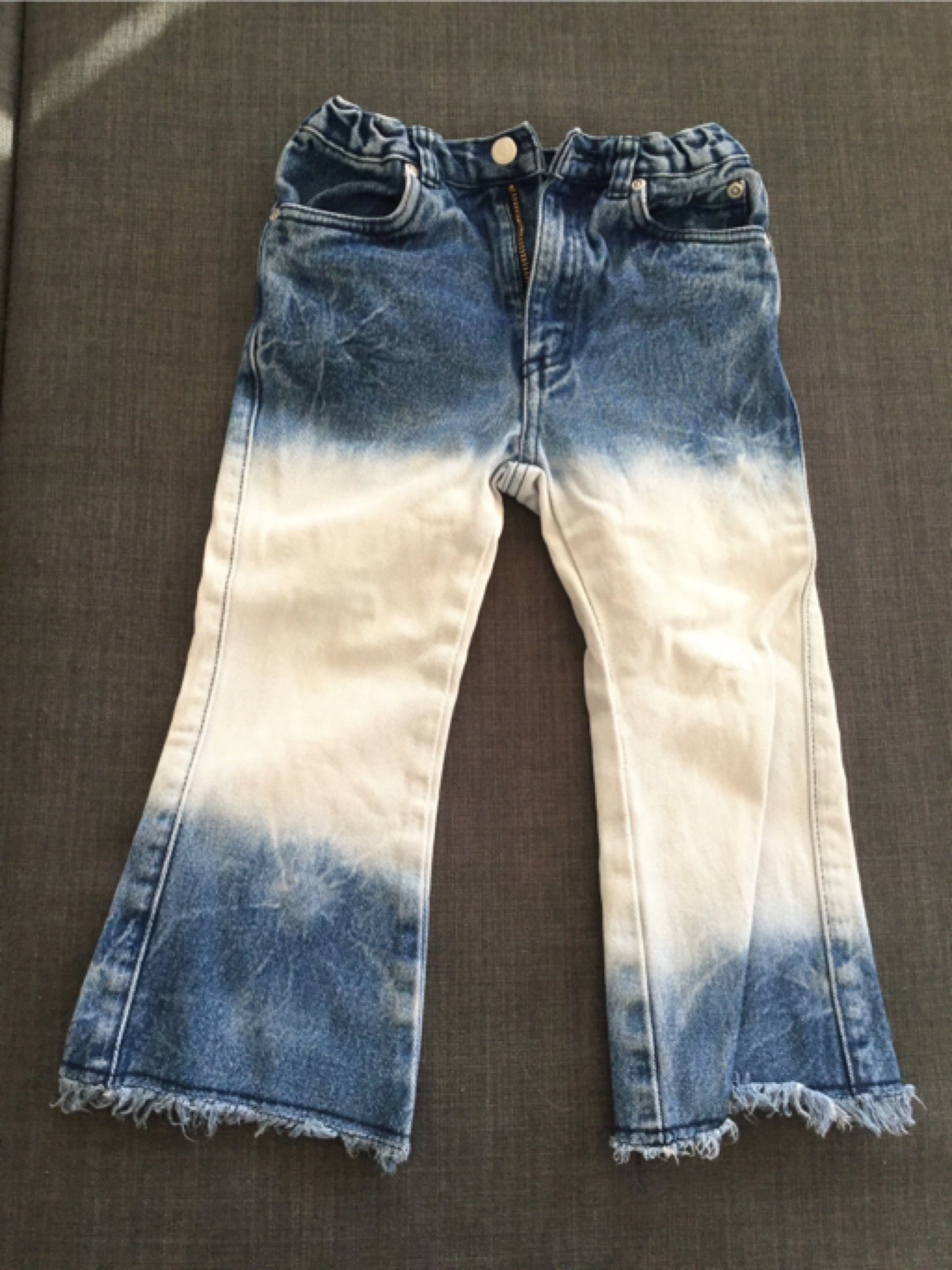 Hippi retro batik vit blå färgade jeans m sol och fransar. storlek 104 Lindex