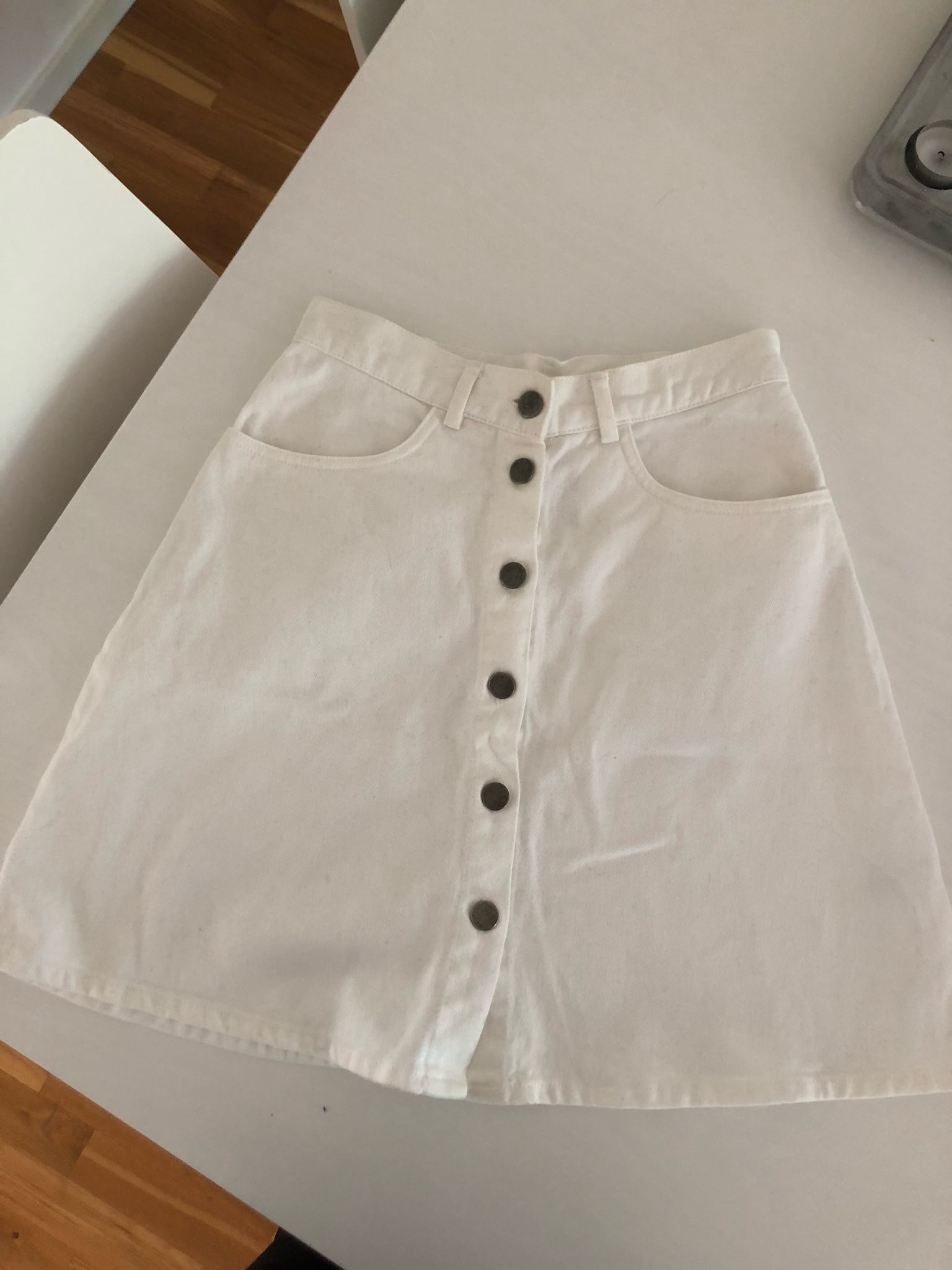 vit jeanskjol med knappar vit jeanskjol med knappar