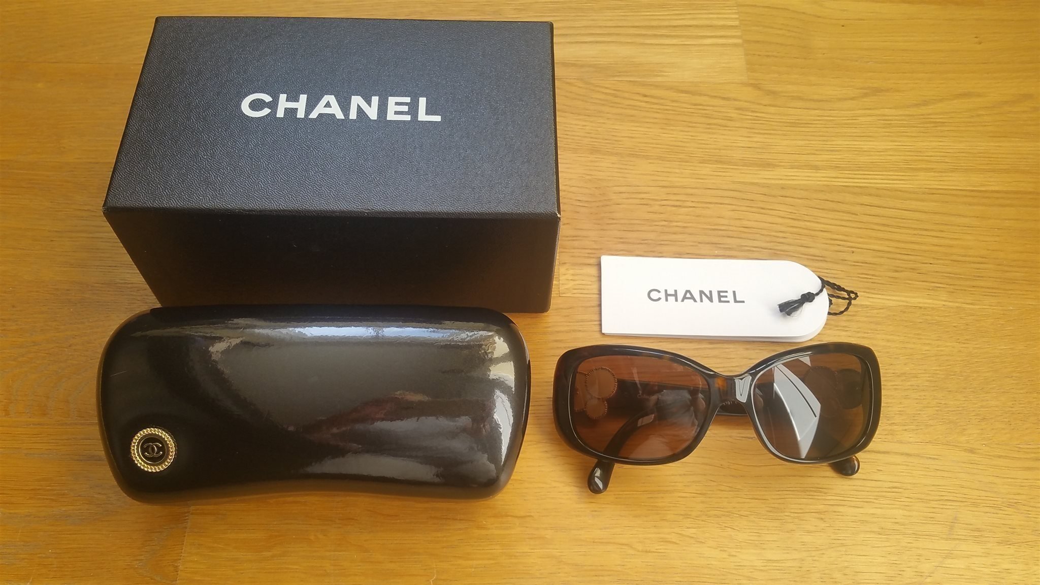 Solglasögon Chanel "Tortoise Bouton Collection"