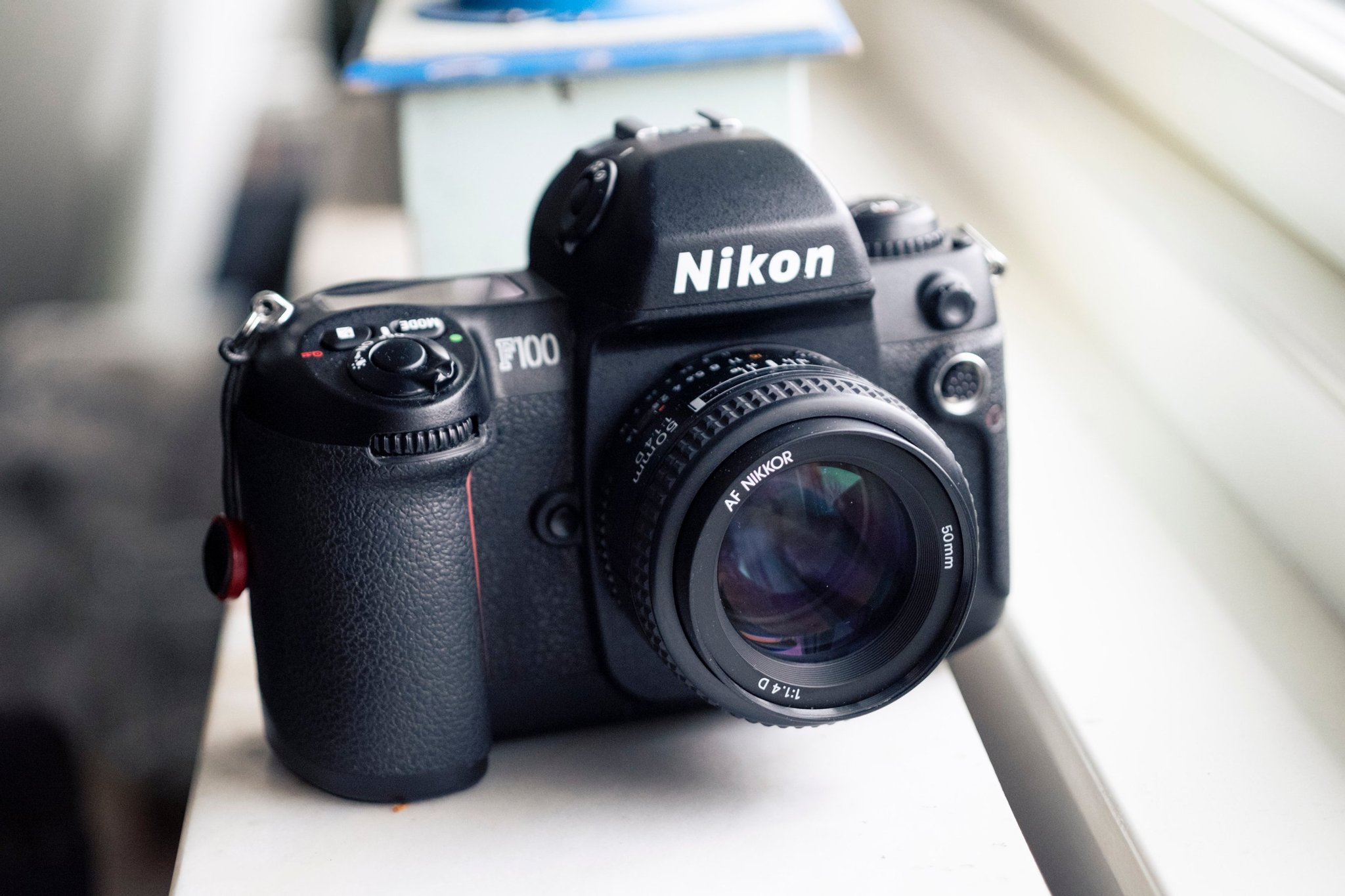 販売店 Nikon F100とAF-S NIKKOR 50/1.8Gデータバック付き 家電
