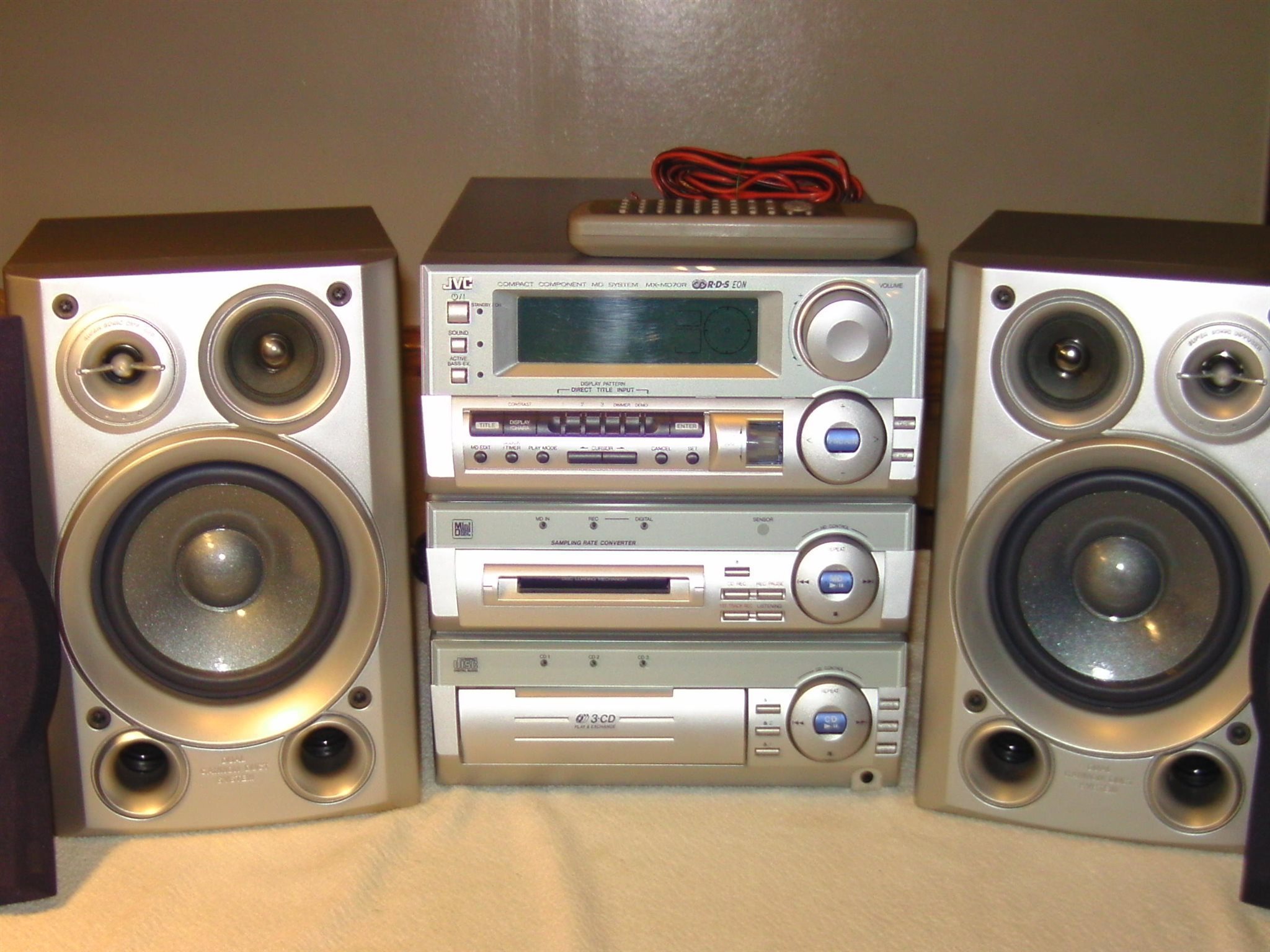 JVC CAMD70R Kompakt bra stereo 2x37W RMS 6 ohm.. (334799862) ᐈ Köp på