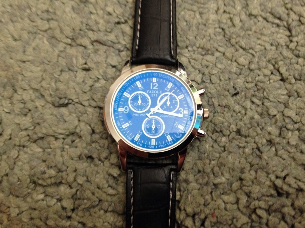 Helt Ny Armbandsklocka av kronografmodell ,Quartz med Svart läderarmband .