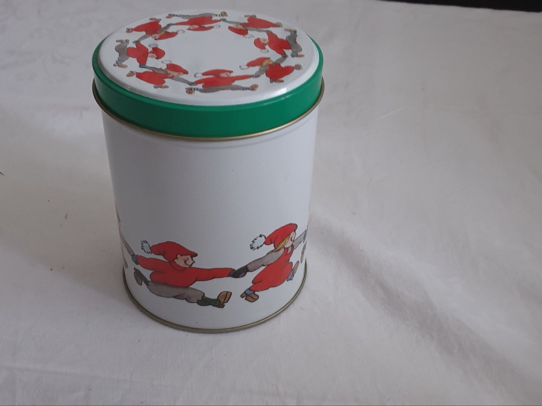 RETRO PLÅTBURK MED DANSANDE TOMTAR MOTIV Köp på Tradera (613687374)