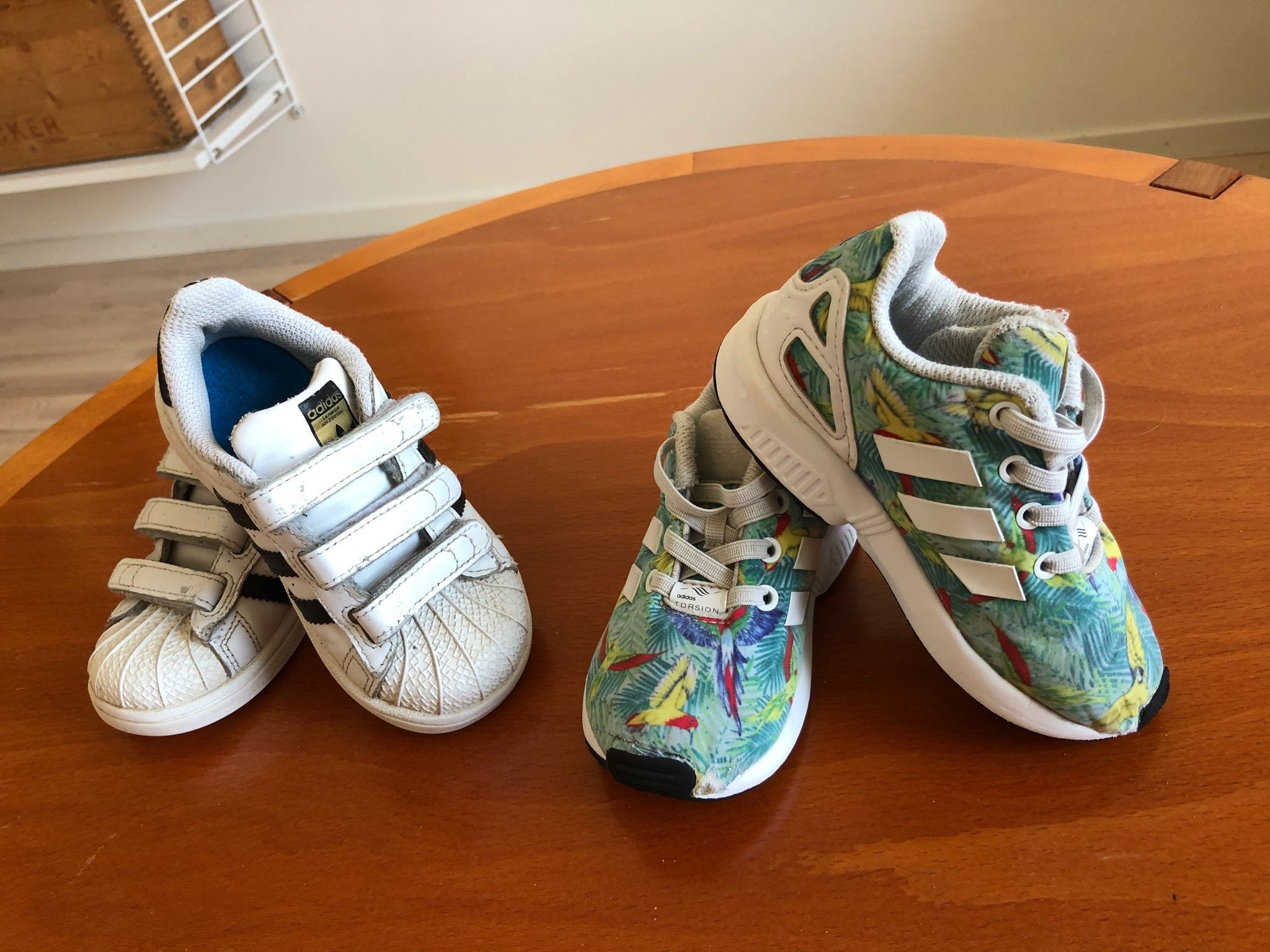 2 par Sneakers (Adidas originals) stl 23.5 och 24. 2 par Sneakers (Adidas originals) stl 23.5 och 24.