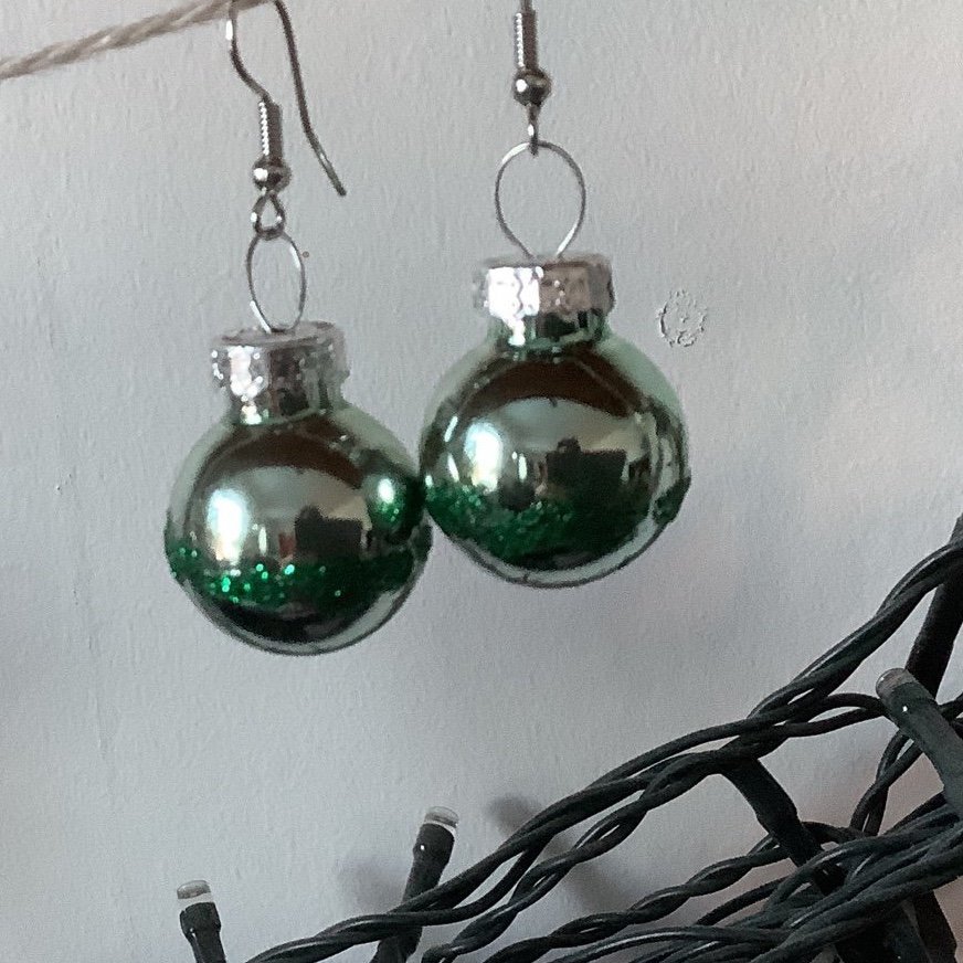 Örhängen julkulor jul nyår julörhängen fest jul.. Köp på Tradera