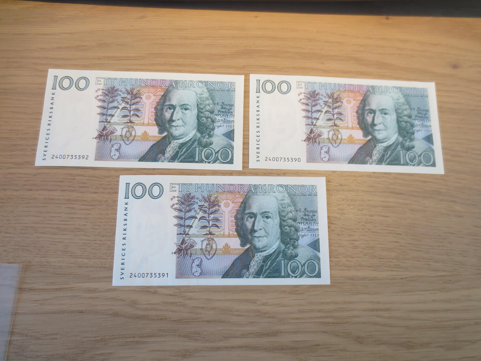 Se produkter som liknar 3 st 100 kronors sedlar i num.. på Tradera (620447011)