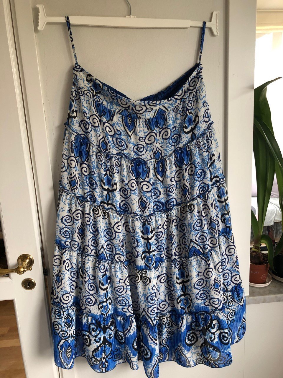 Sommarkjol st 42/44 märke Chic fodrad. Blått och beige resår i midjan