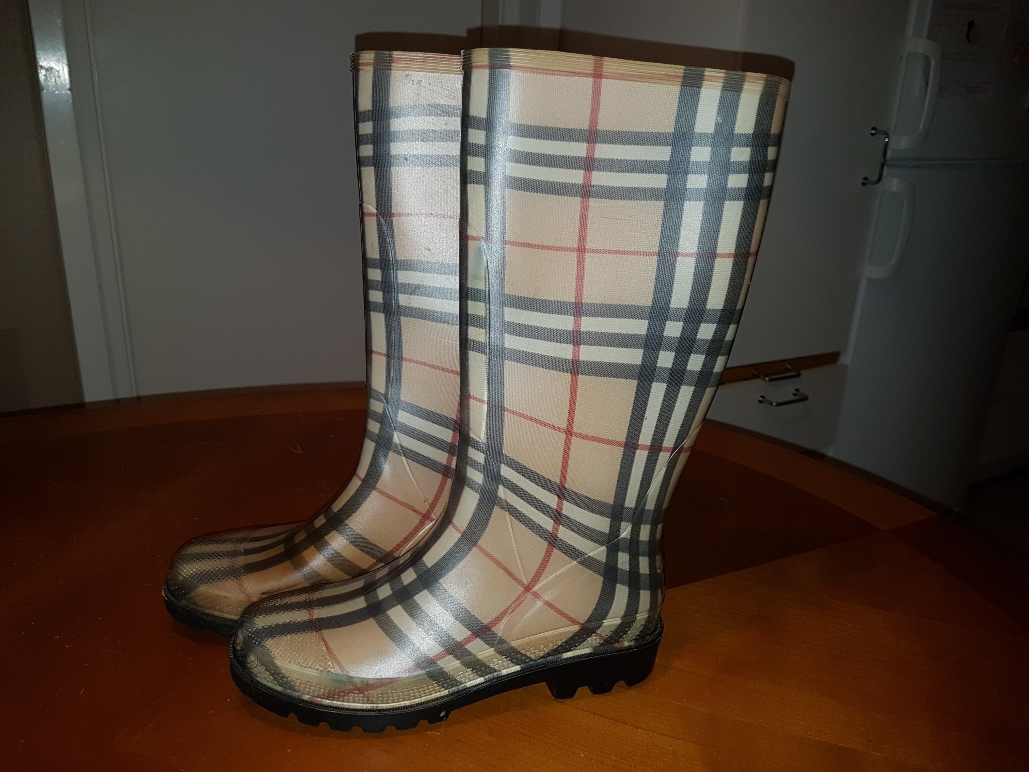 Burberry gummistövlar Storlek 39 (364626800) ᐈ Köp på Tradera Burberry gummistövlar Storlek 39 (364626800) ᐈ Köp på Tradera