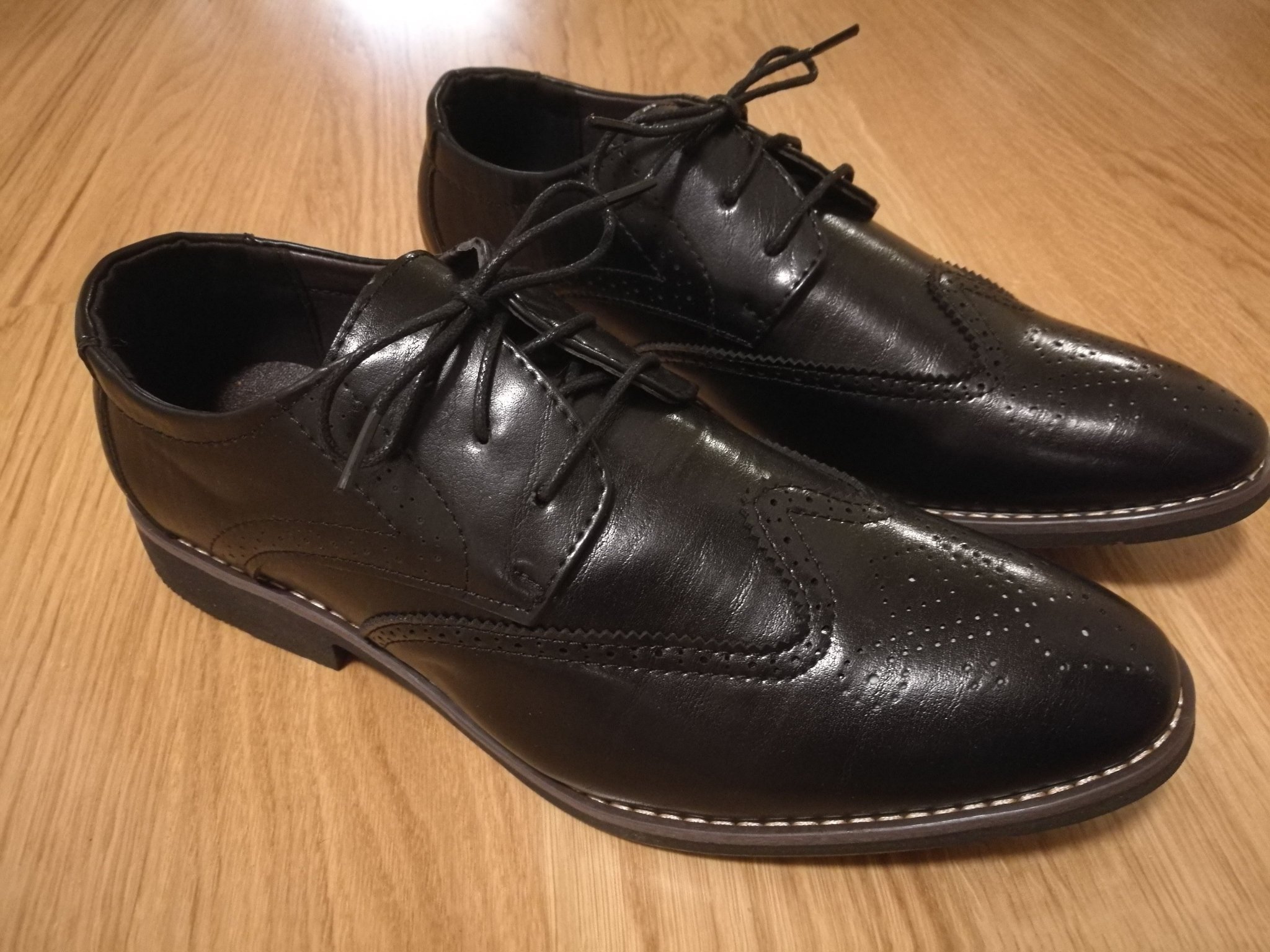 Nya finskor Brogues i svart skinn stl.43