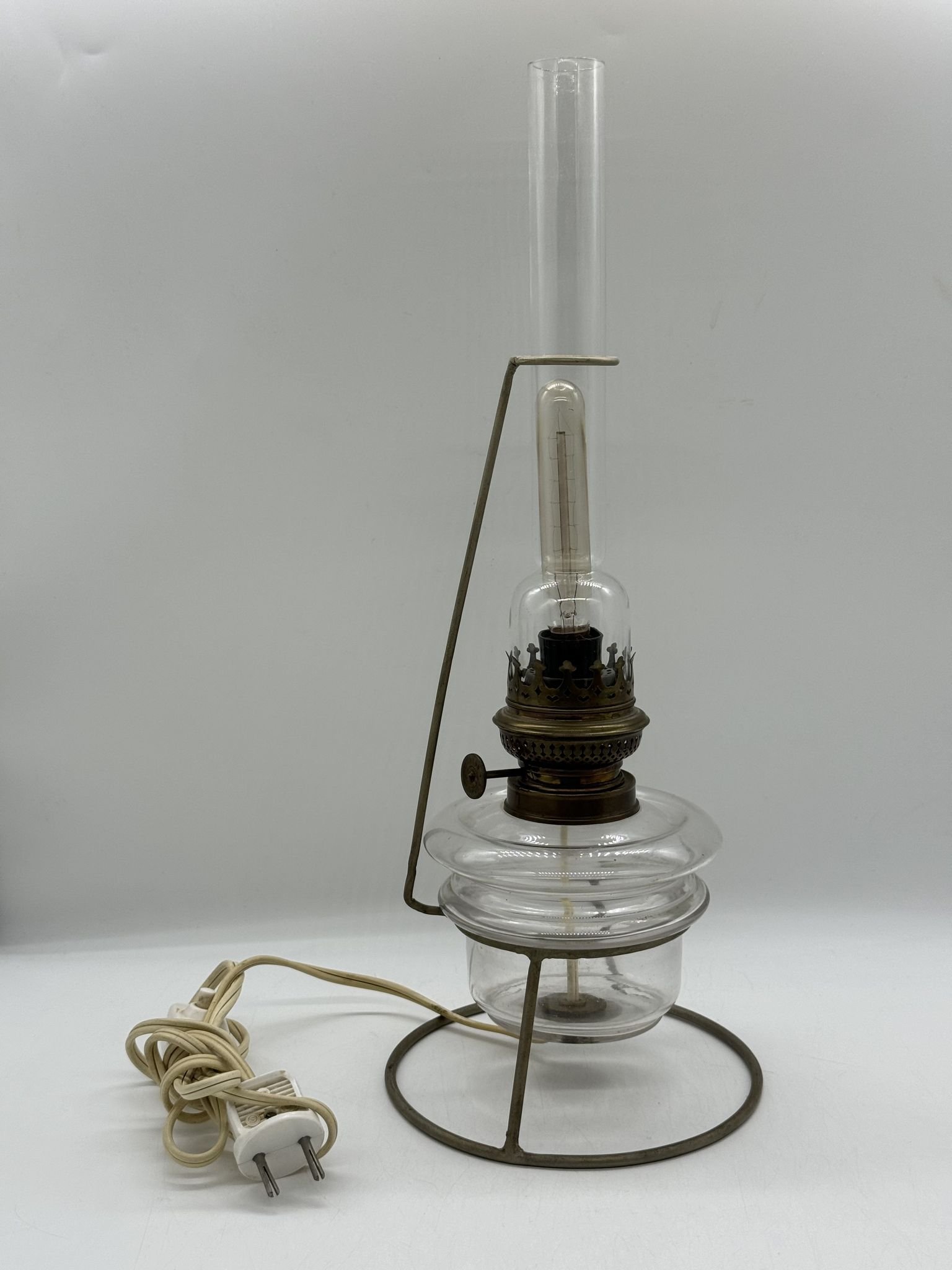 ANTIK / ÄLDRE OVANLIG MODELL AV BORSLAMPA I FORM AV FOTOGENLAMPA I GLAS &amp; METALL