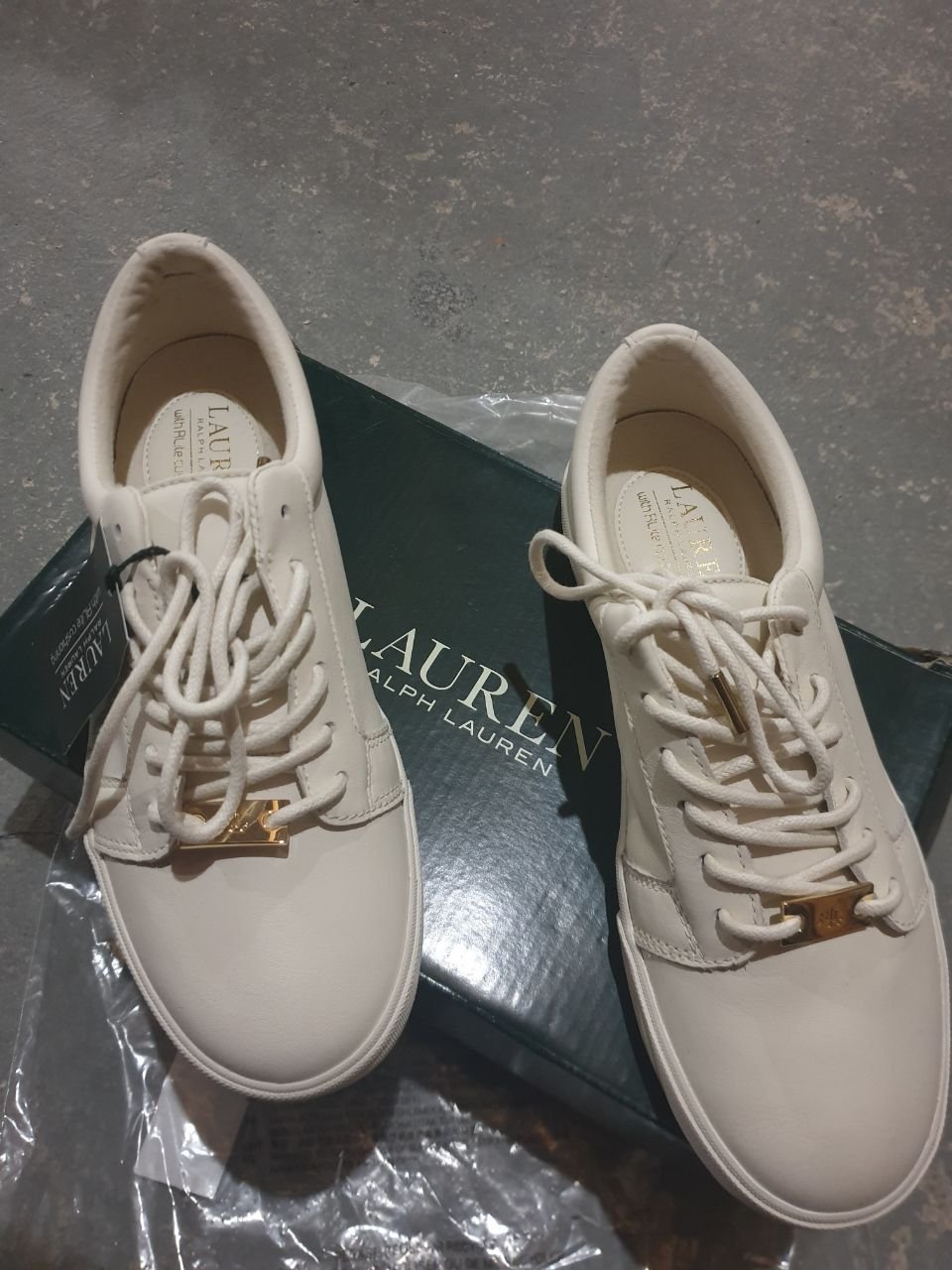 Nya Lauren Ralph Lauren sneakers Cream off wh. Kop pa Tradera 648601859
