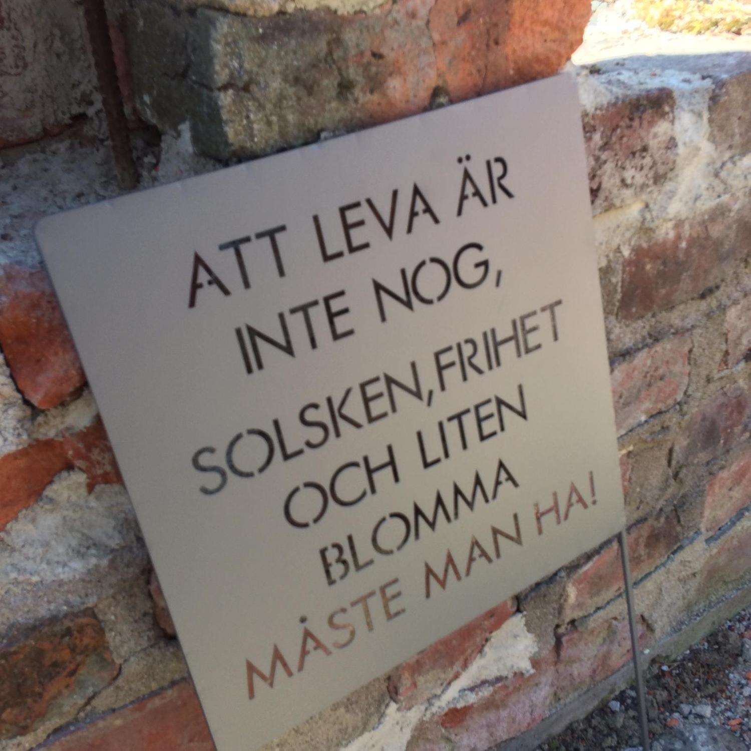 trädgårdsskylt i metall trädgård inredning metallskylt citat text ordspråk