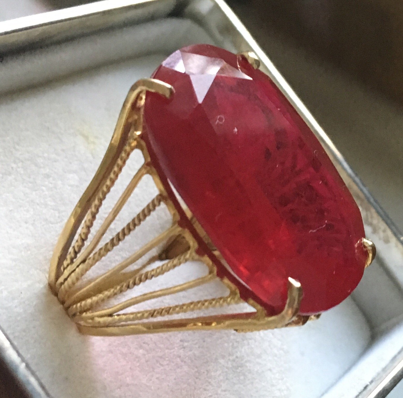 Vacker äldre 18k äkta guld ring med en stor röd fasetterad sten!