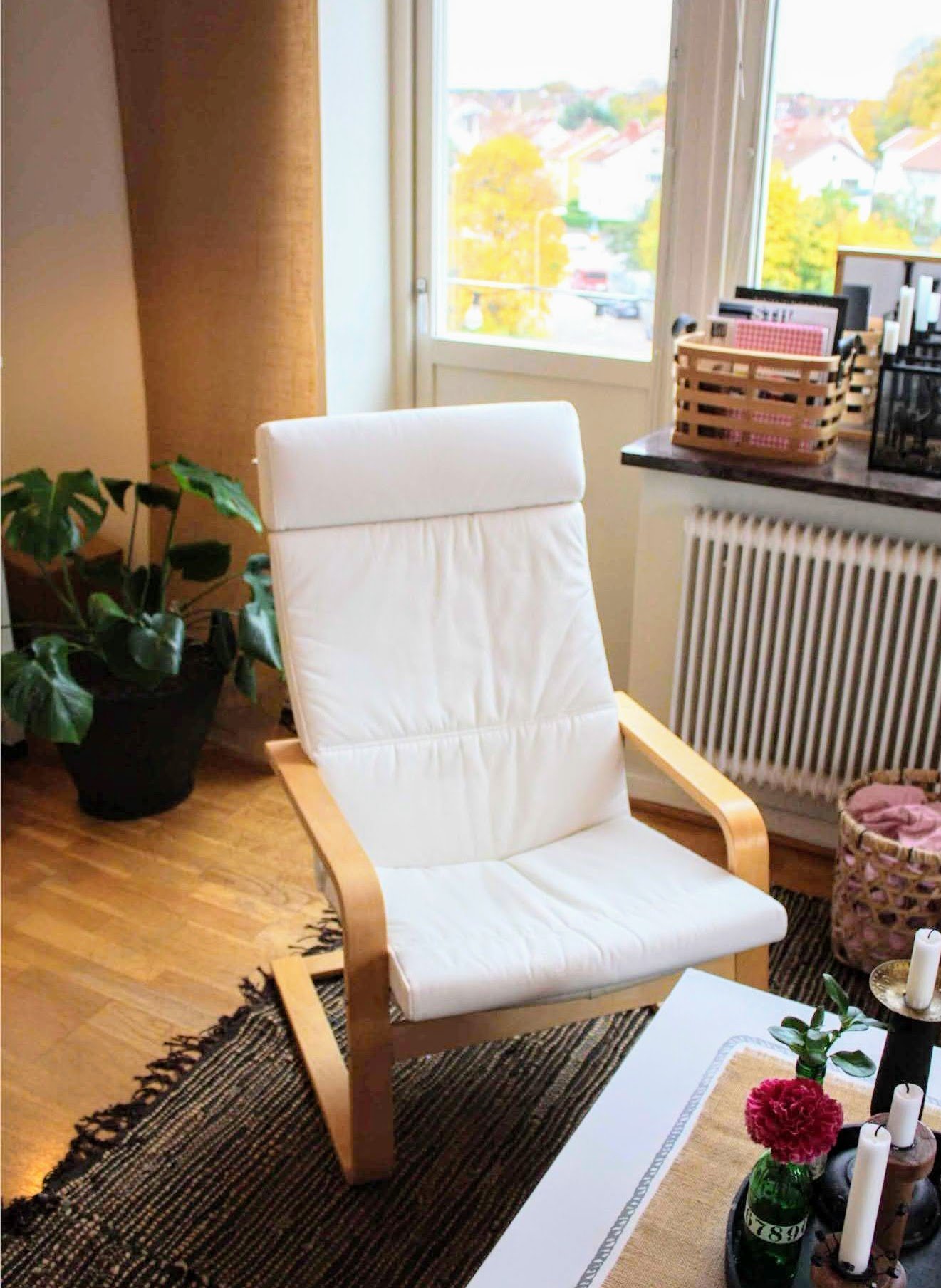 Underbar vit fåtölj från IKEA i fin björkfaner .. (417070262 Underbar vit fåtölj från IKEA i fin björkfaner .. (417070262