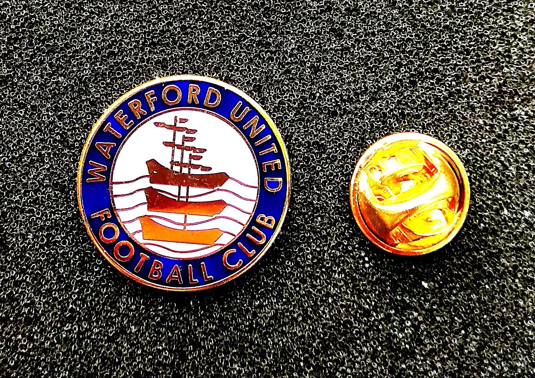 .Football Pins/badges enamel from IRELAND .. (409089047) ᐈ Köp på Tradera